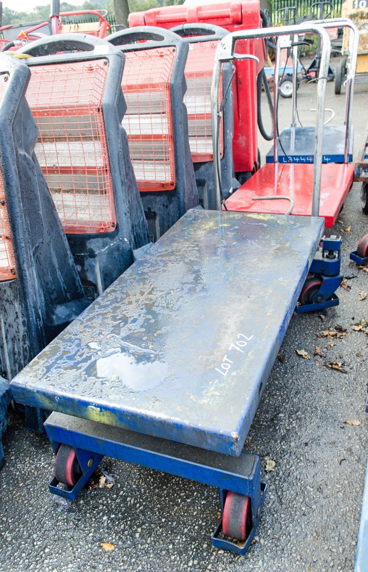 Mobile scissor lift table