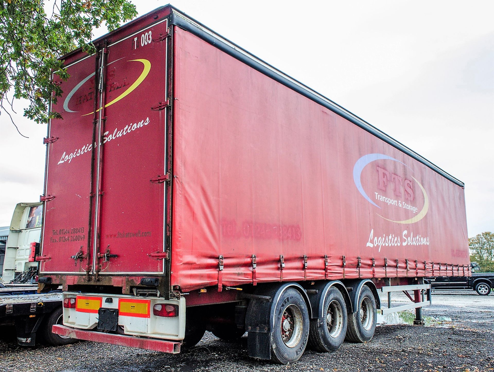 Fruehauf 13.6 metre tri axle curtain sided trailer Year: 2003 Identification Number: C140710 S/N: - Image 4 of 12