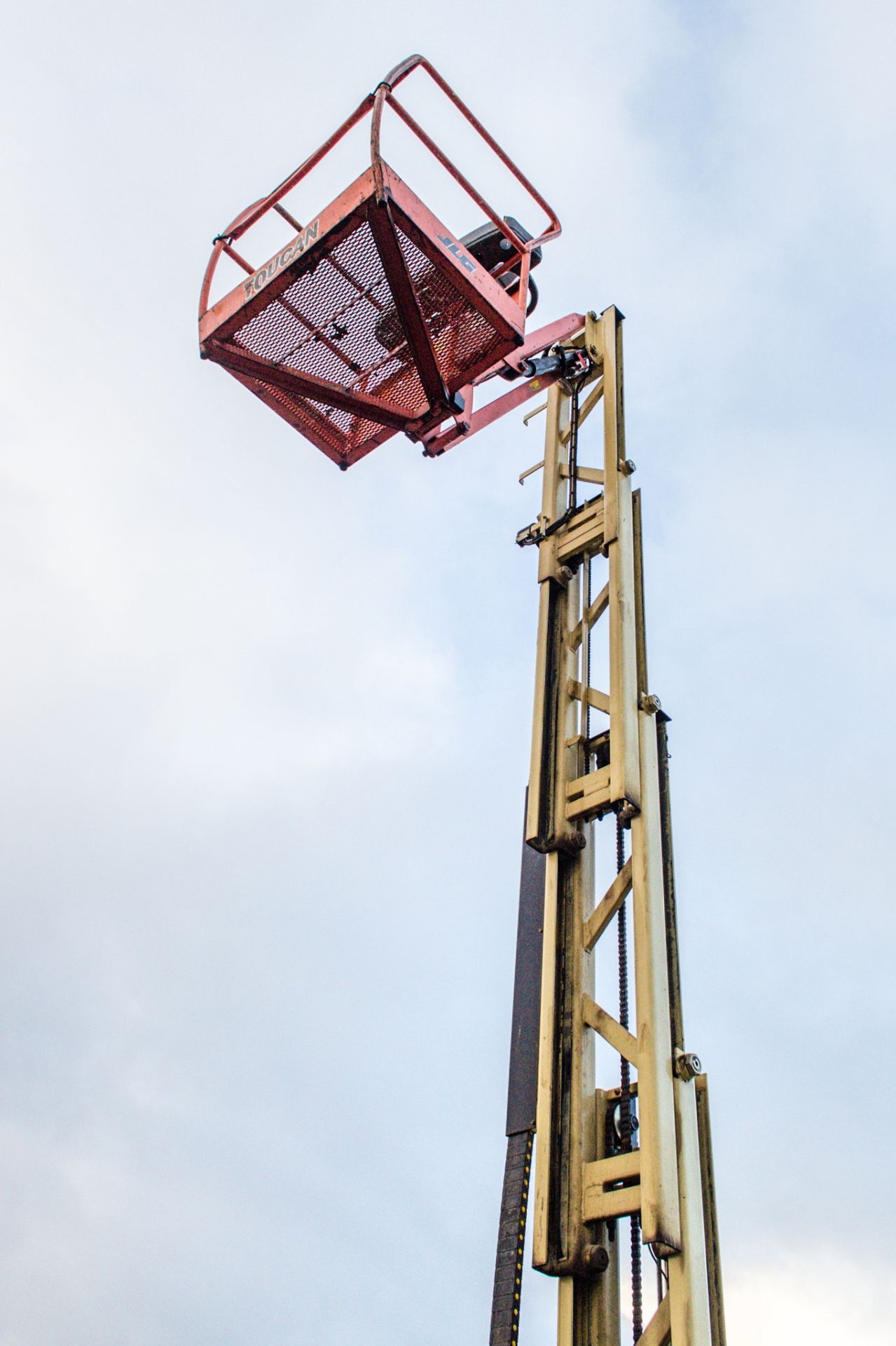 JLG Toucan 10E 10 metre battery electric mast boom lift access platform Year: 2011 S/N: 90854 - Image 6 of 8