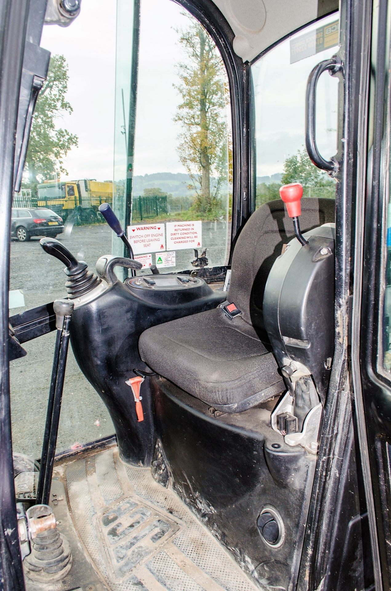 JCB 801.6 CTS 1.5 tonne rubber tracked mini excavator Year: 2014 S/N: 2071611 Recorded Hours: 1927 - Image 16 of 20