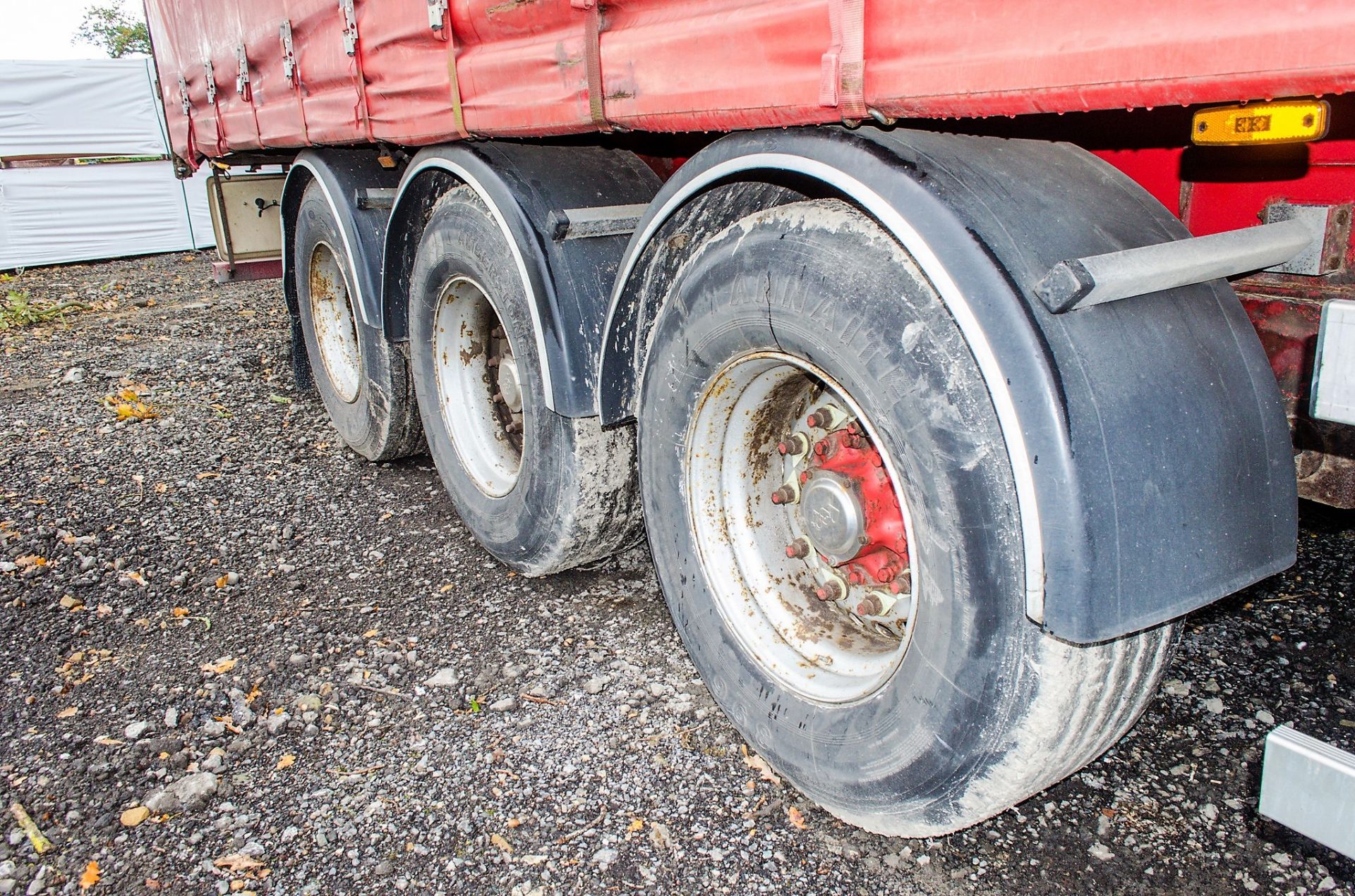 Fruehauf 13.6 metre tri axle curtain sided trailer Year: 2003 Identification Number: C140710 S/N: - Image 10 of 12