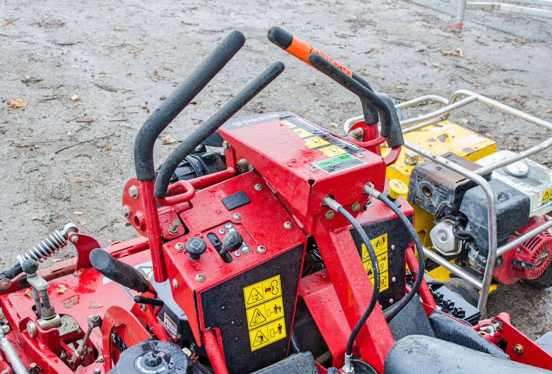 Ferris Evolution 36 petrol driven ride/stand on zero turn mower Recorded Hours: 1118 GPO1812 - Image 5 of 6