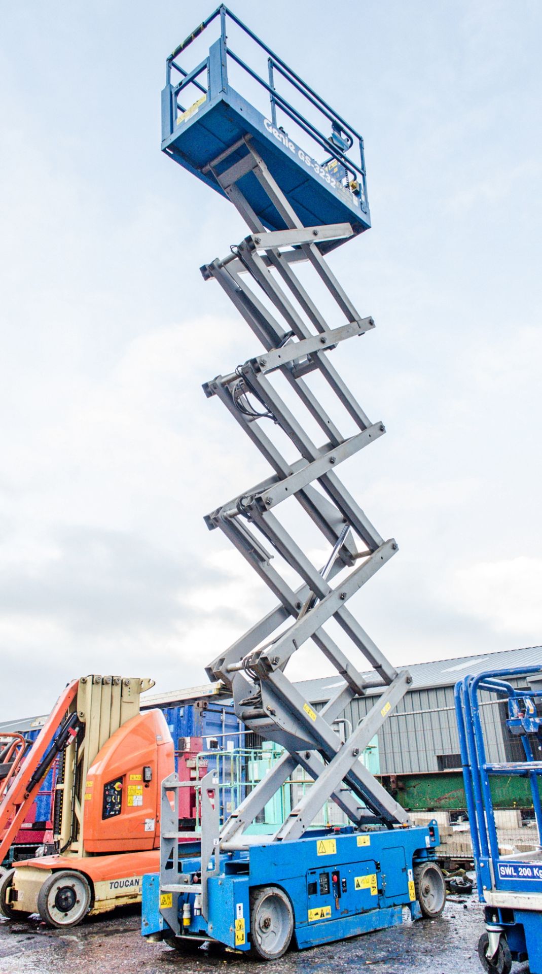 Genie GS3232 32 ft battery electric scissor lift access platform Year: 2015 S/N: 138814 Recorded - Image 3 of 5