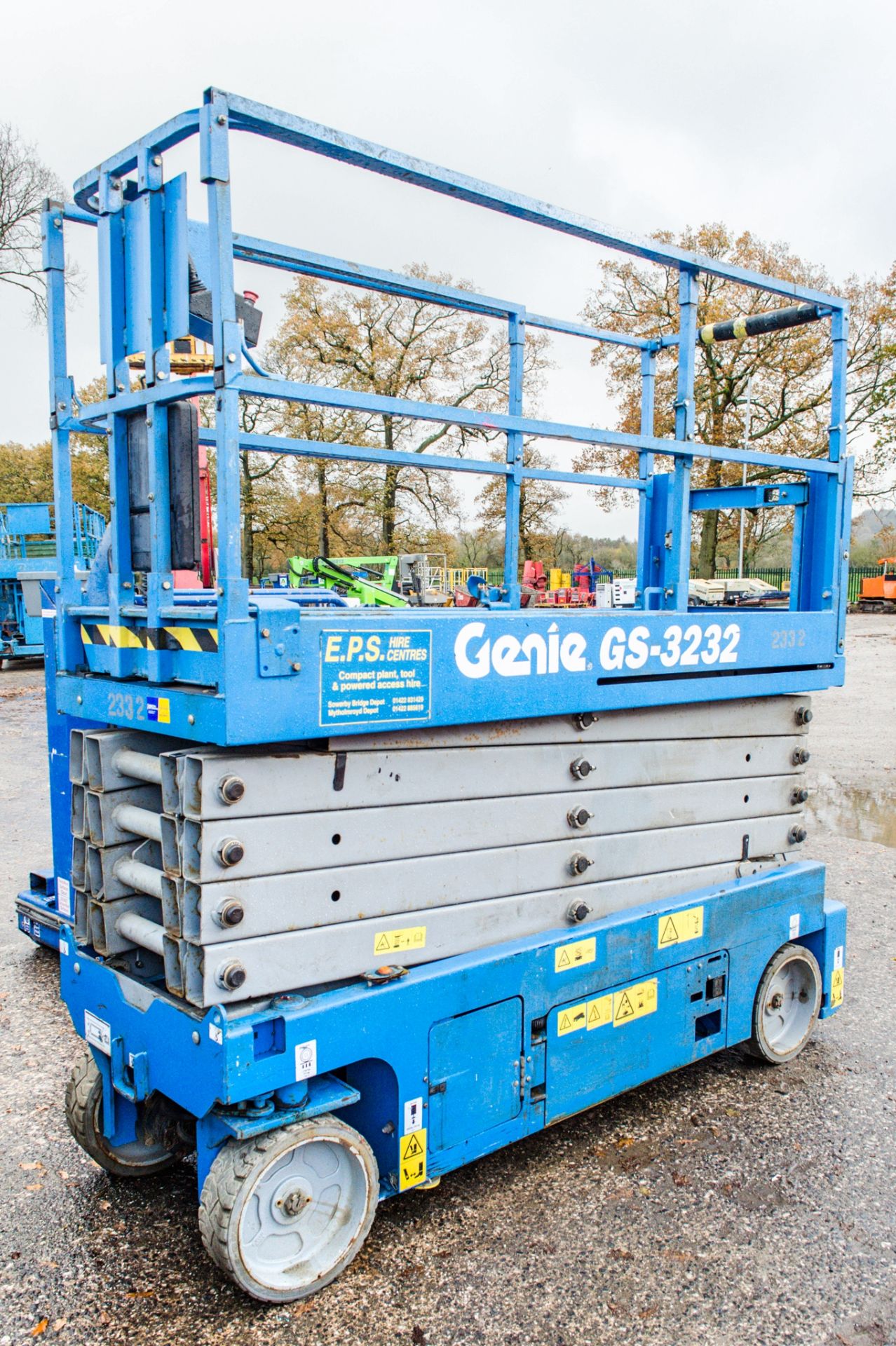 Genie GS3232 32 ft battery electric scissor lift access platform Year: 2015 S/N: 138814 Recorded - Image 2 of 5