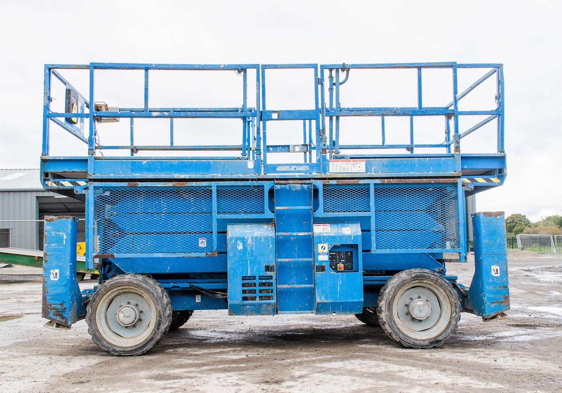 Genie GS4390 43 ft Rough Terrain 4 x 4 diesel driven mobile scissor lift access platform Year: - Bild 7 aus 13