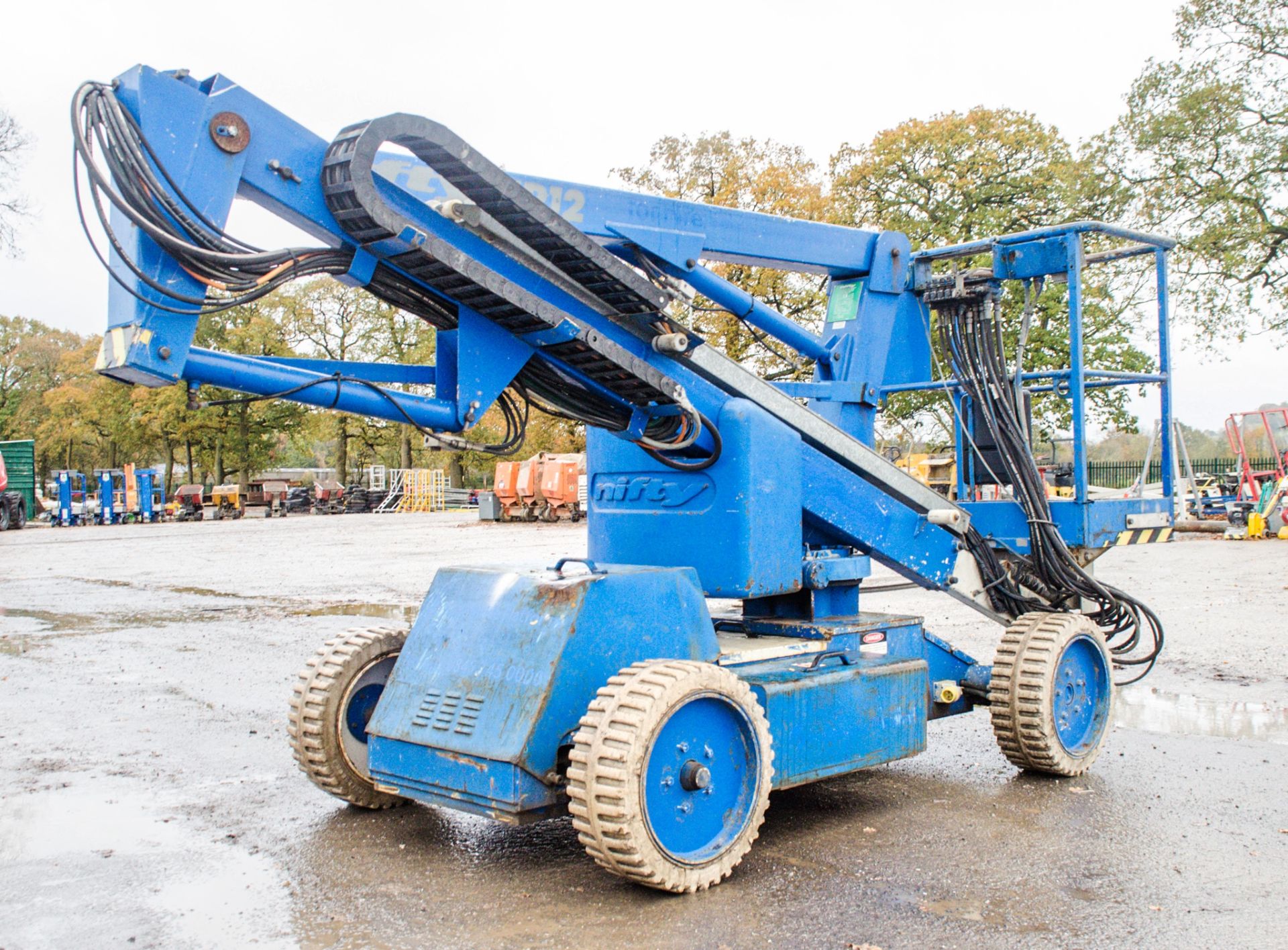 Nifty HR12 NDE 12 metre battery/diesel articulated boom access platform Year: 2008 S/N: 17679 - Image 3 of 12