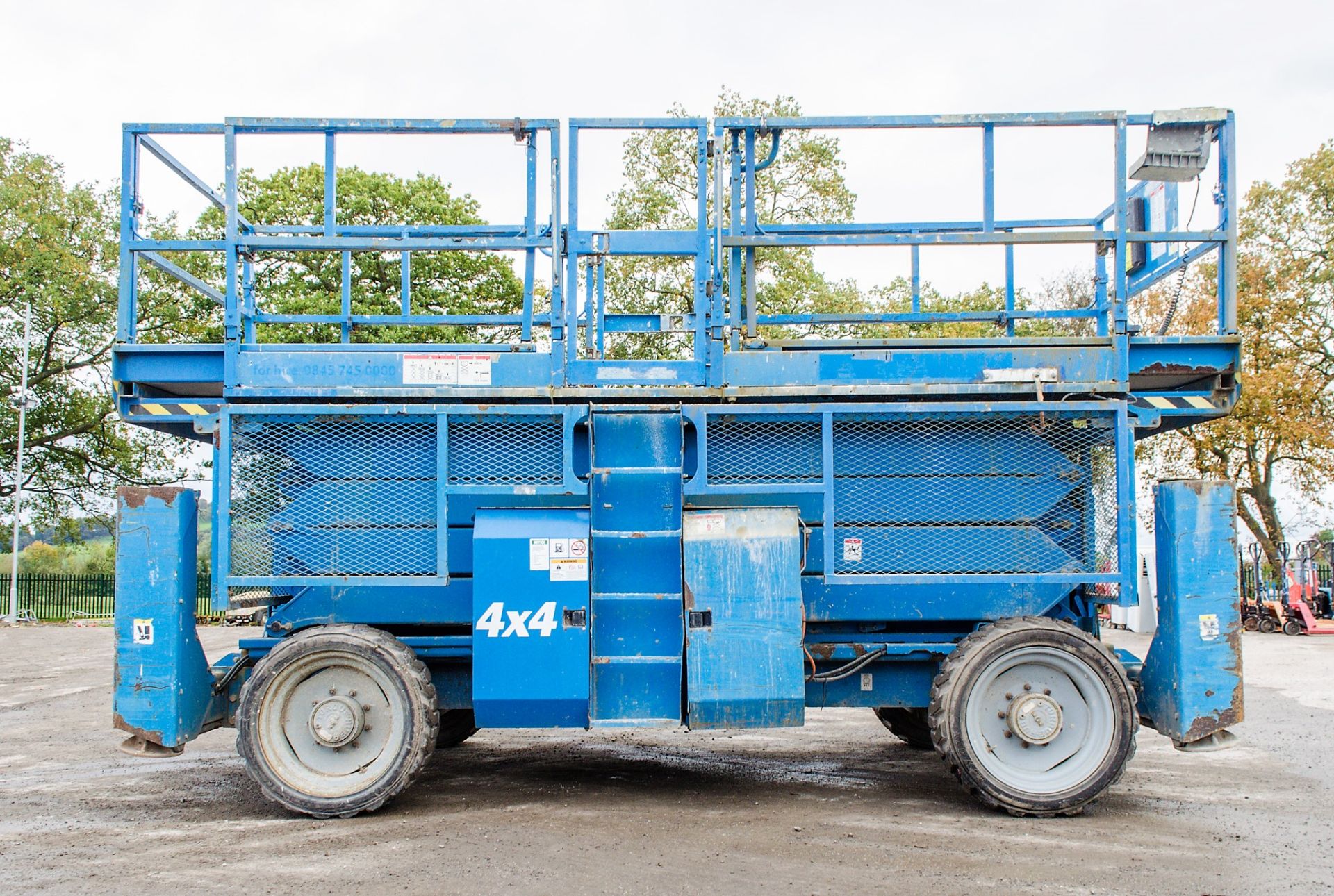 Genie GS4390 43 ft Rough Terrain 4 x 4 diesel driven mobile scissor lift access platform Year: - Bild 8 aus 13