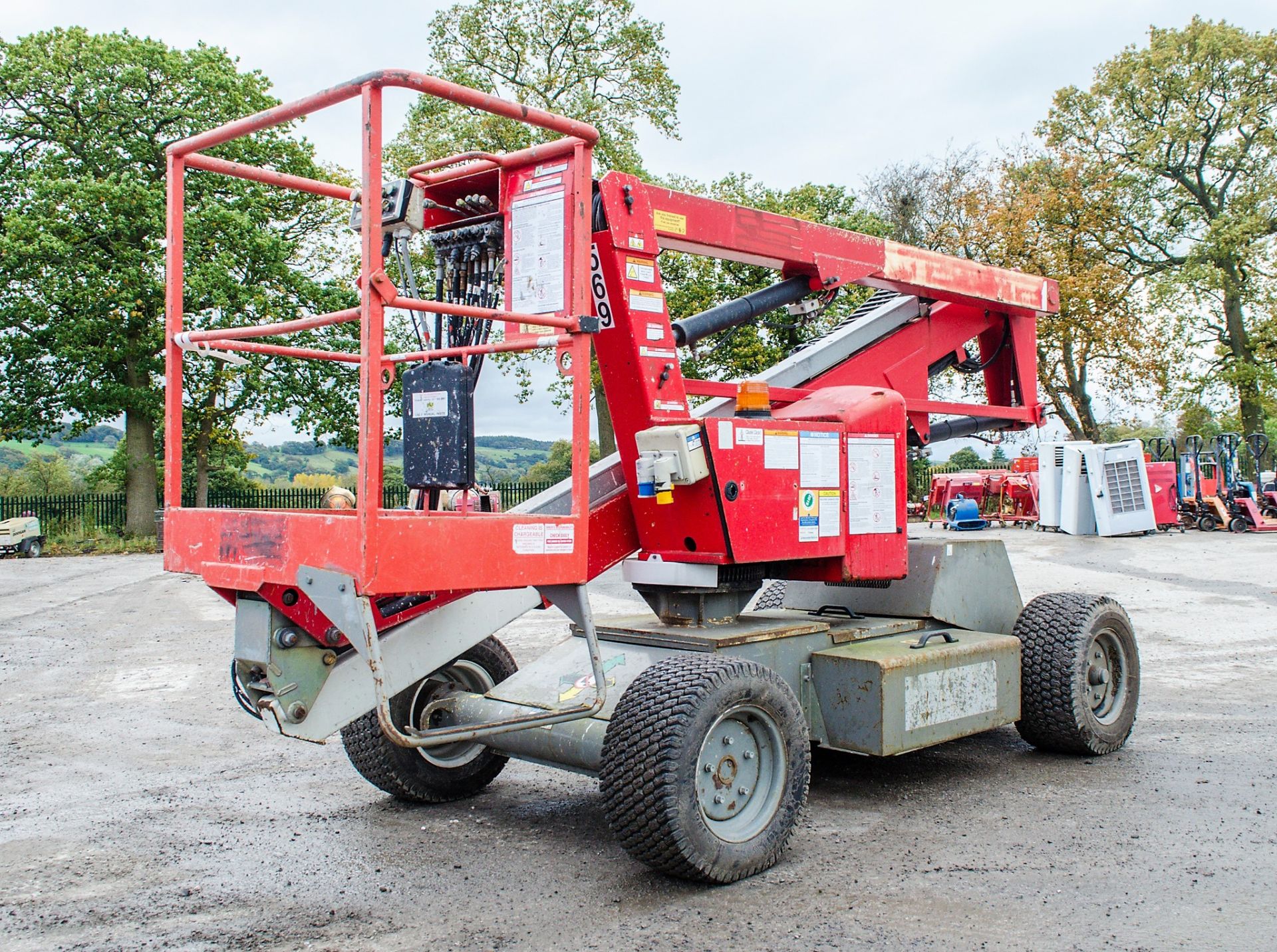 Nifty HR12NDE Heightrider diesel/battery electric articulated boom access platform Year: 2010 Serial