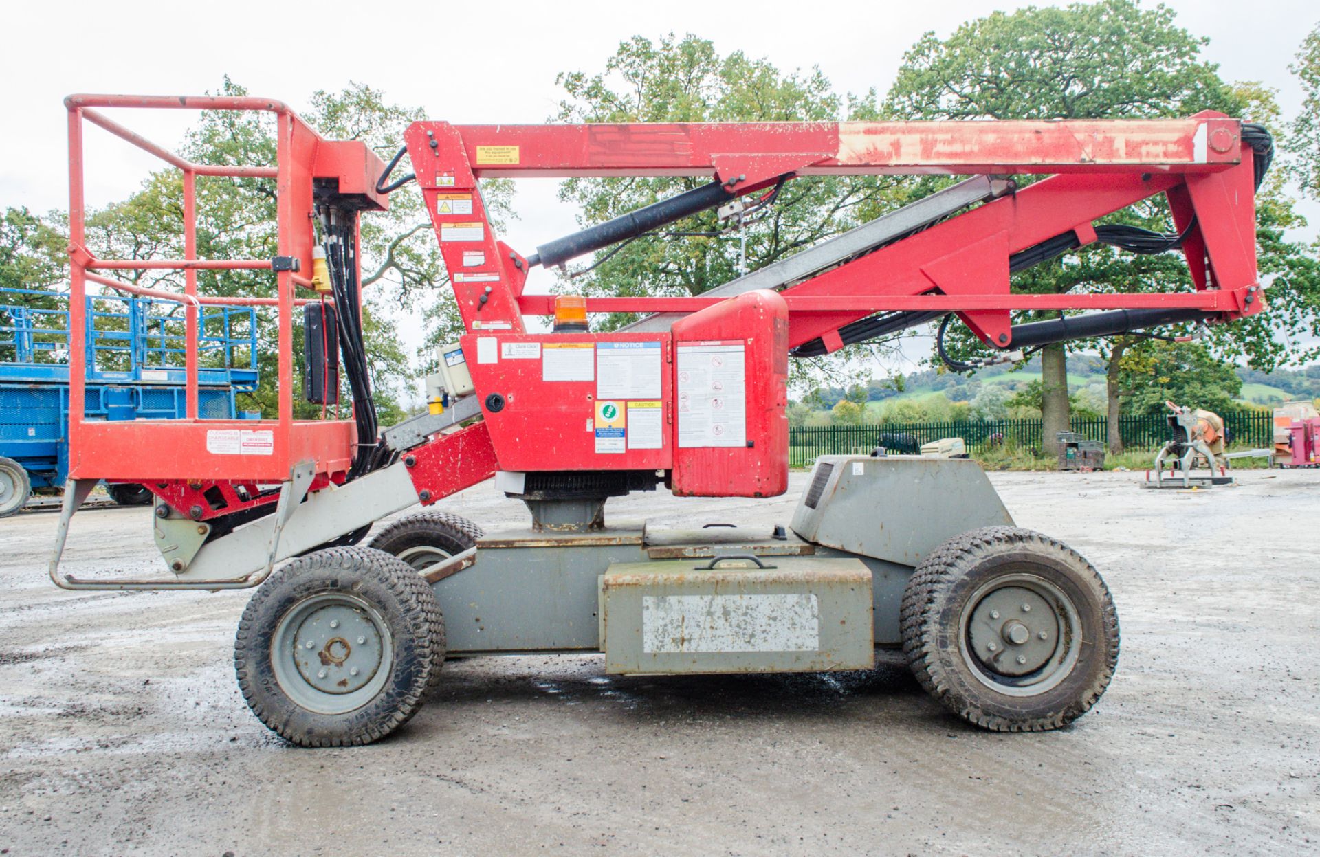 Nifty HR12NDE Heightrider diesel/battery electric articulated boom access platform Year: 2010 Serial - Bild 8 aus 17