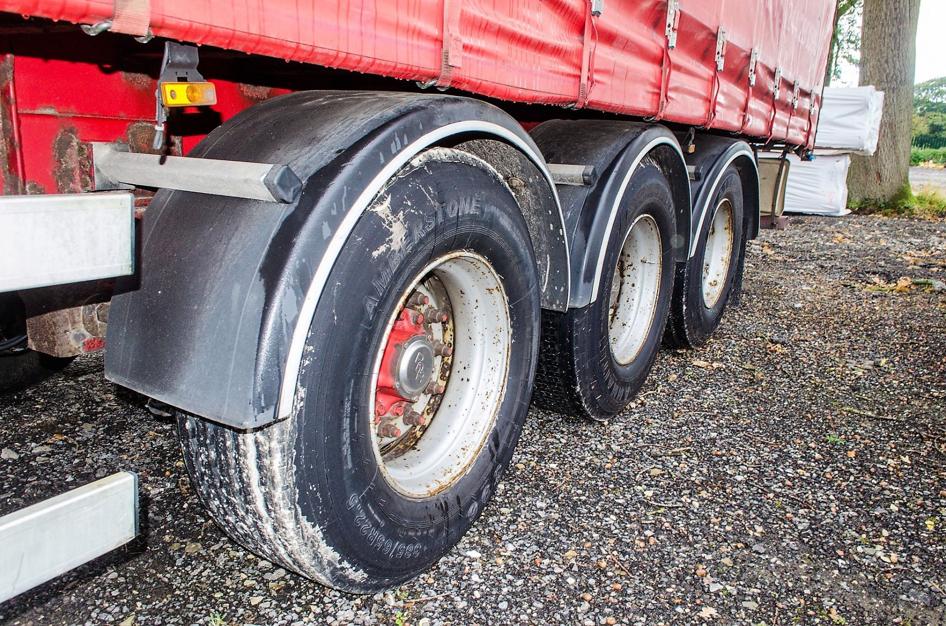 Fruehauf 13.6 metre tri axle curtain sided trailer Year: 2003 Identification Number: C140710 S/N: - Image 9 of 12