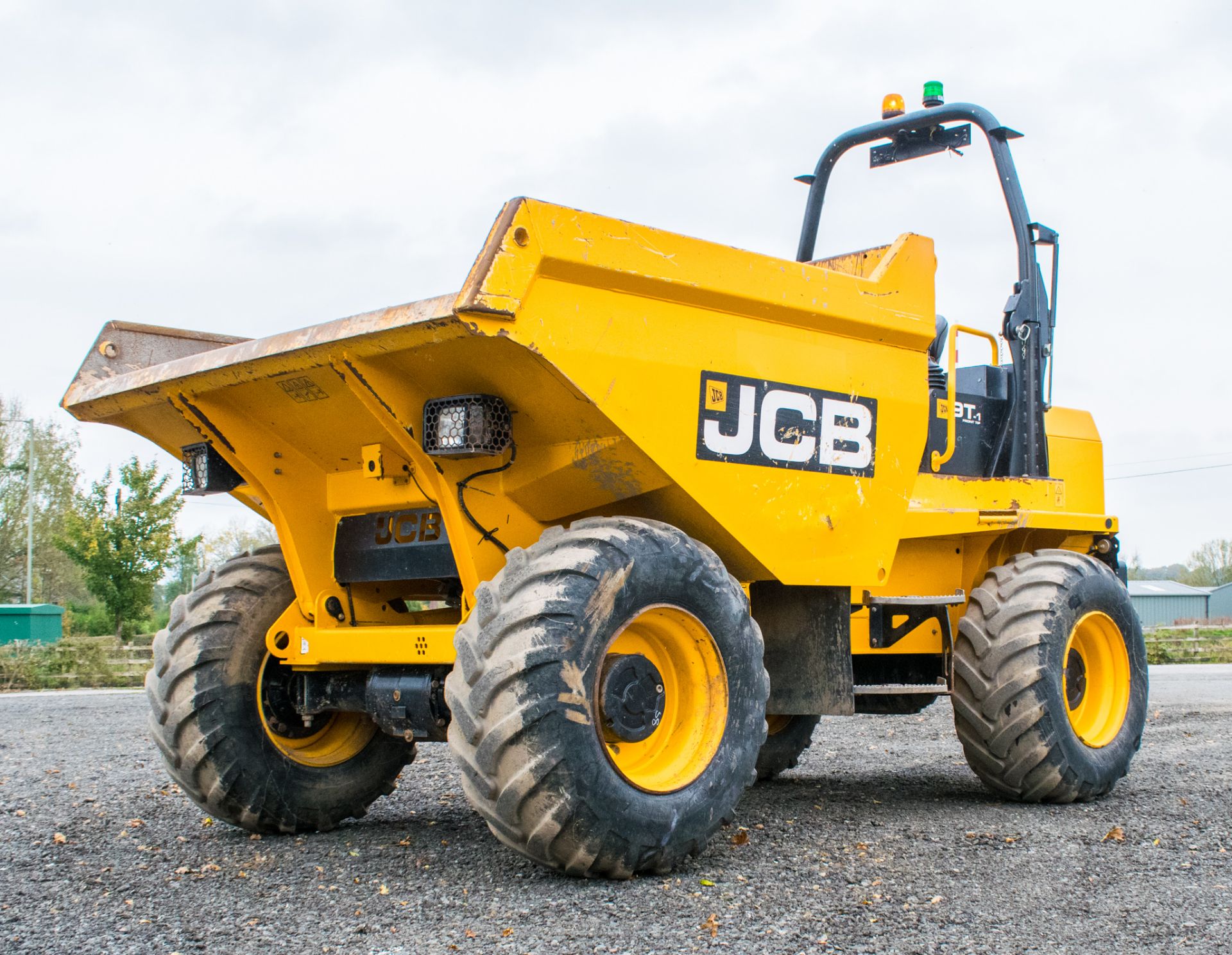 JCB 9T-1 9 tonne straight skip dumper Year: 2018 S/N: J2561073 Recorded Hours: 1015 6297 c/w Front