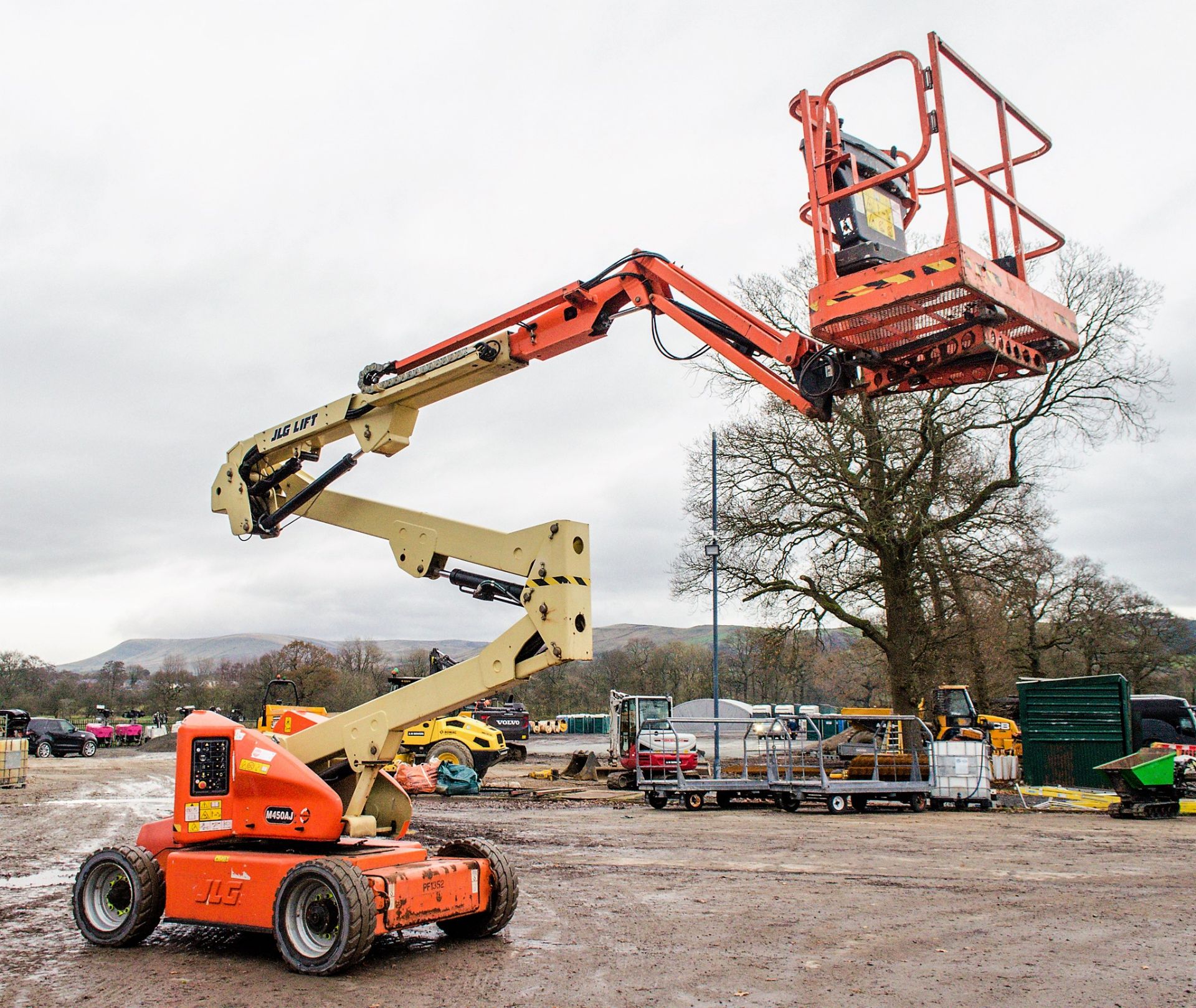 JLG M450AJ battery/diesel articulated boom access platform Year: 2011 S/N: 150483 Recorded Hours: - Image 7 of 13
