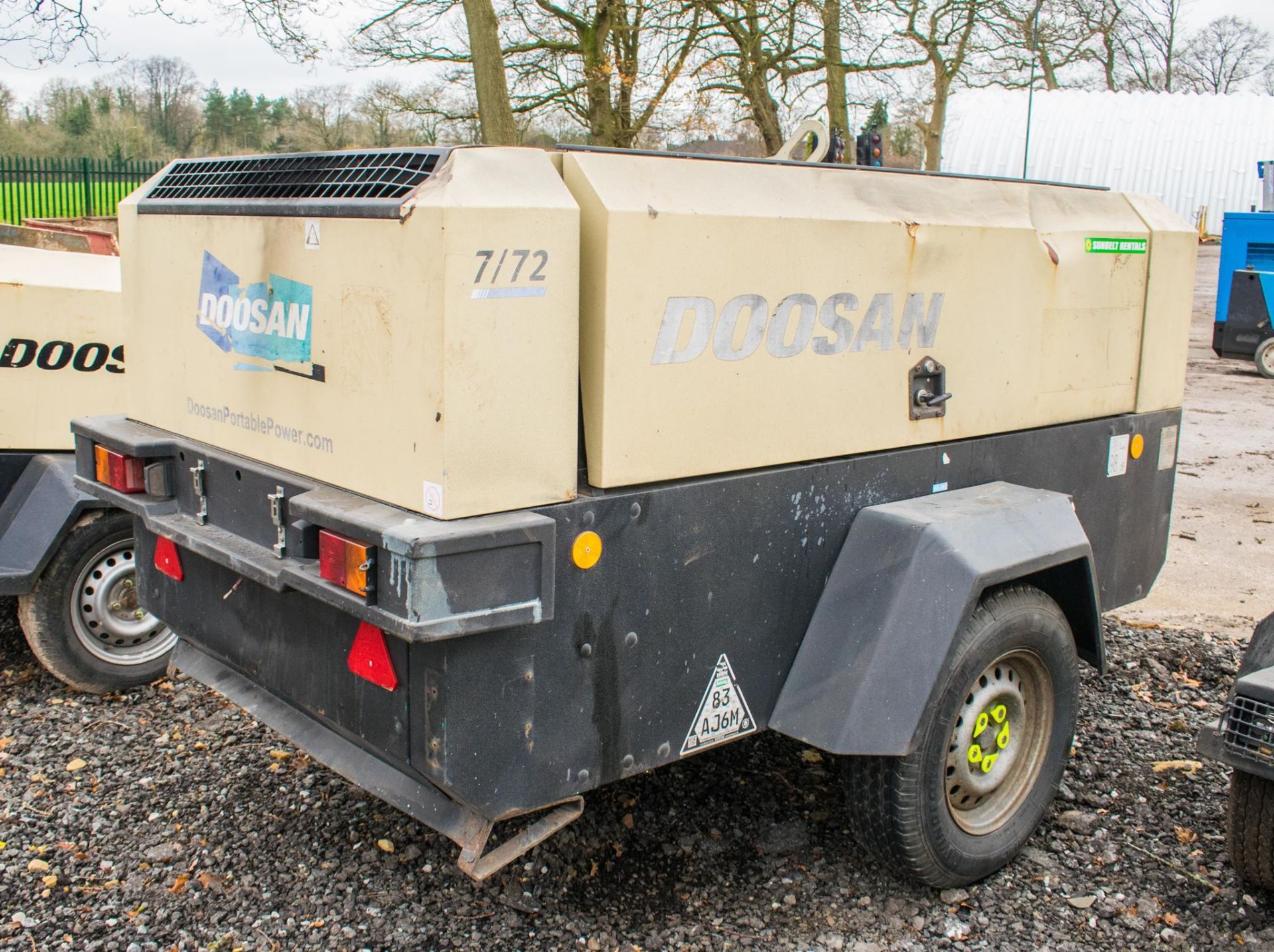 Doosan 7/72 diesel driven fast tow mobile air compressor Year: 2014 S/N: 542104 Recorded Hours: 1391 - Image 2 of 6