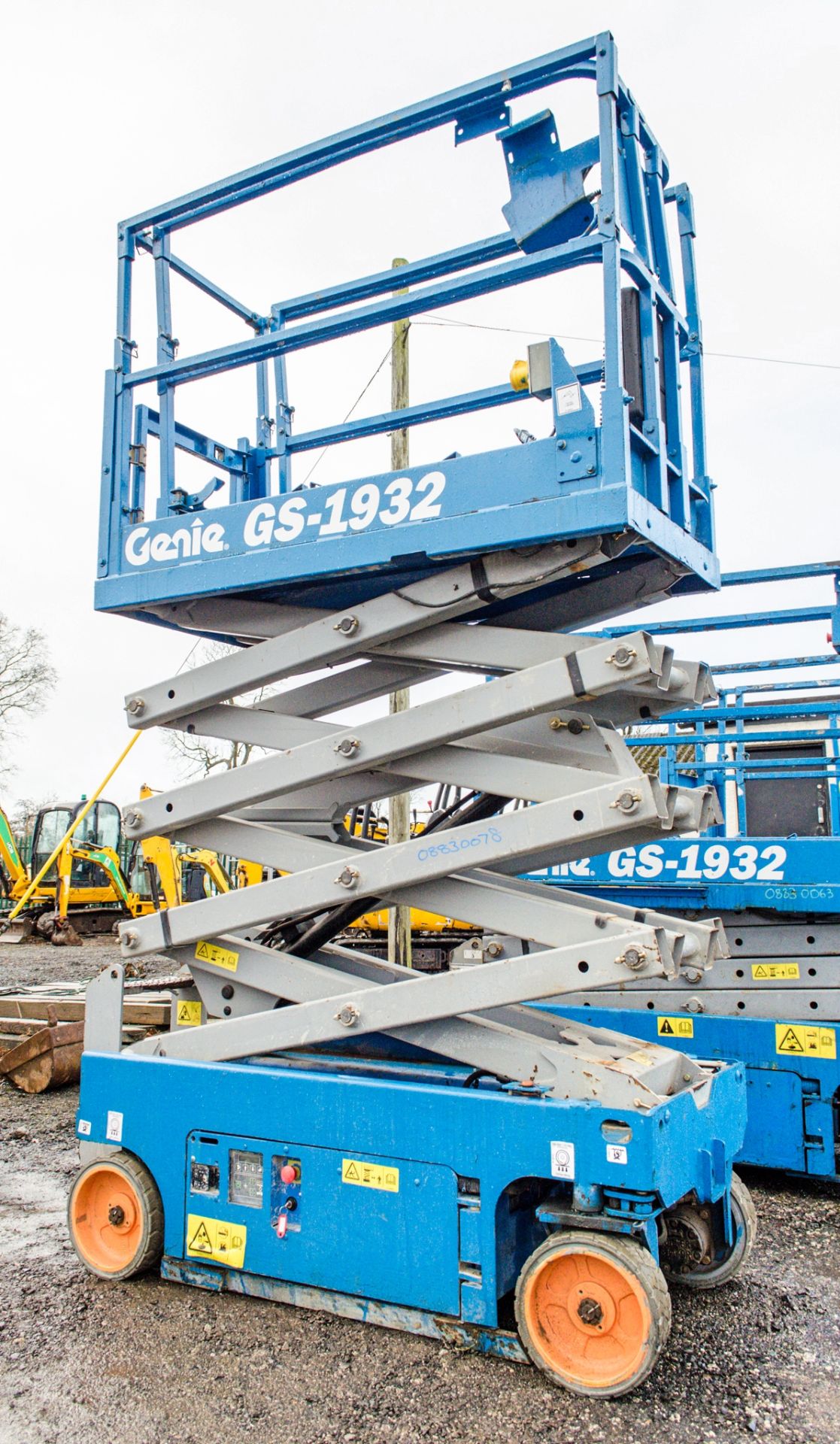 Genie GS1932 battery electric scissor lift access platform Recorded Hours: 152 08830078 - Image 3 of 5