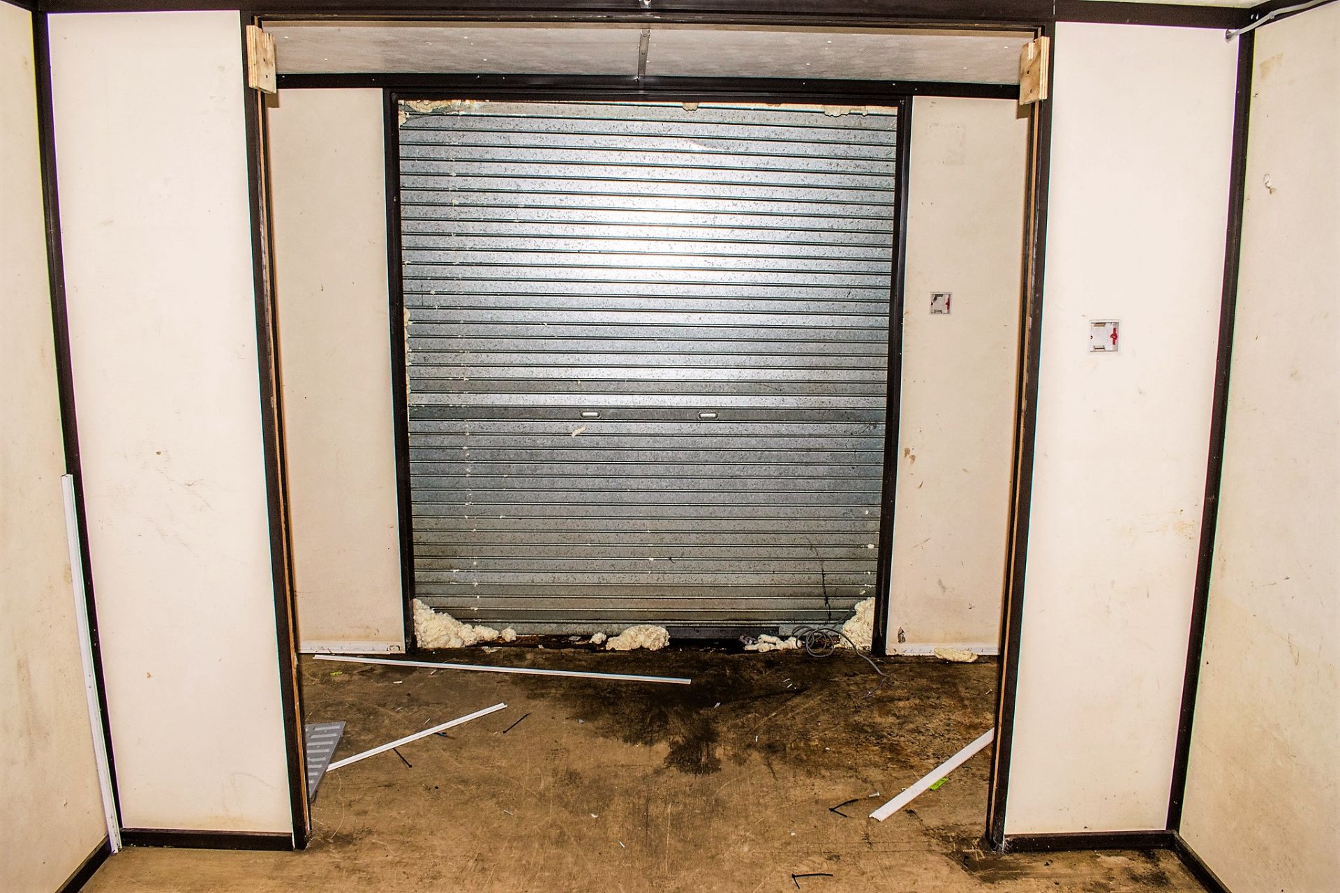 32 ft x 10 ft anti-vandal steel office site unit c/w key  A439014 - Image 7 of 8