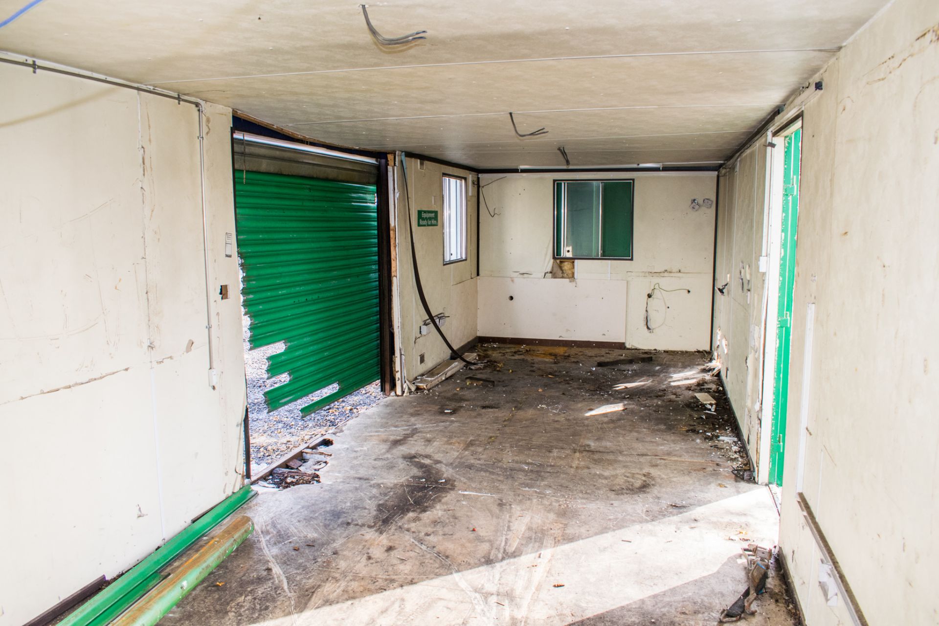 32 ft x 10 ft anti-vandal, steel office site unit ** Damaged, recommended viewing before buying ** - Image 7 of 7