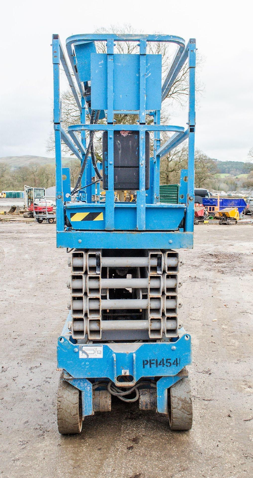 Genie GS3232 battery electric scissor lift access platform Year: 2007 S/N: 88244 Recorded Hours: 411 - Image 6 of 8