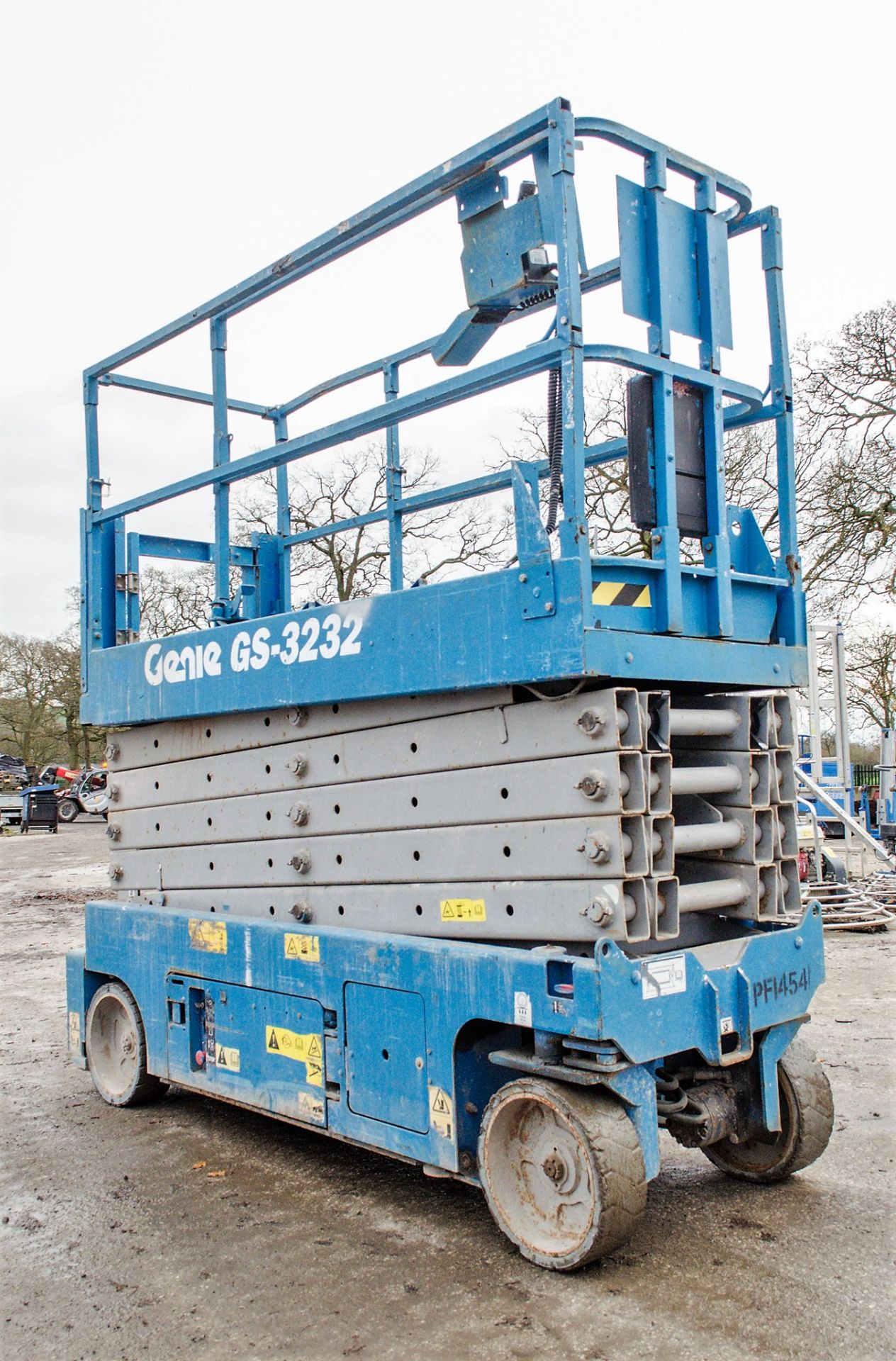 Genie GS3232 battery electric scissor lift access platform Year: 2007 S/N: 88244 Recorded Hours: 411 - Image 2 of 8