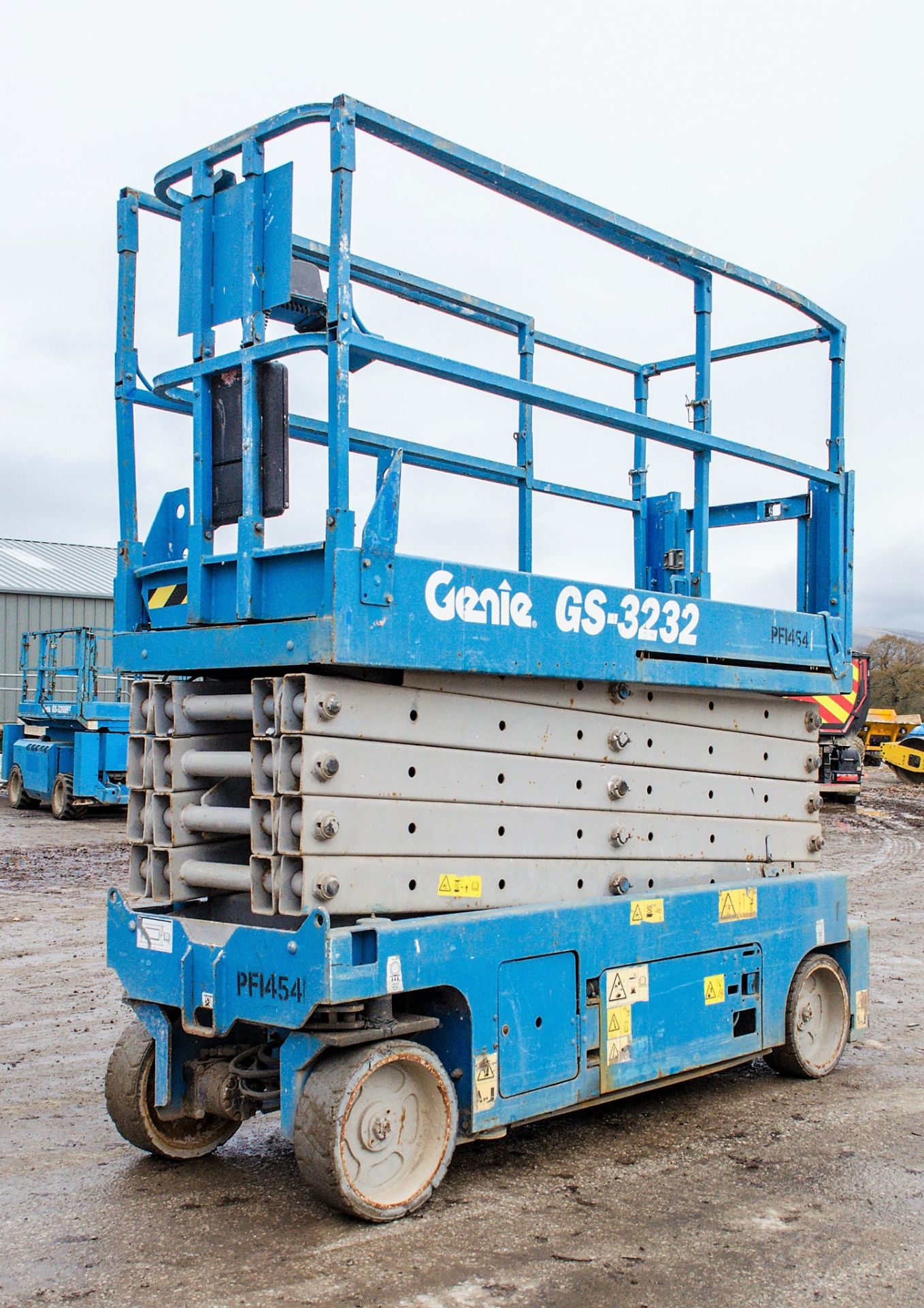 Genie GS3232 battery electric scissor lift access platform Year: 2007 S/N: 88244 Recorded Hours: 411