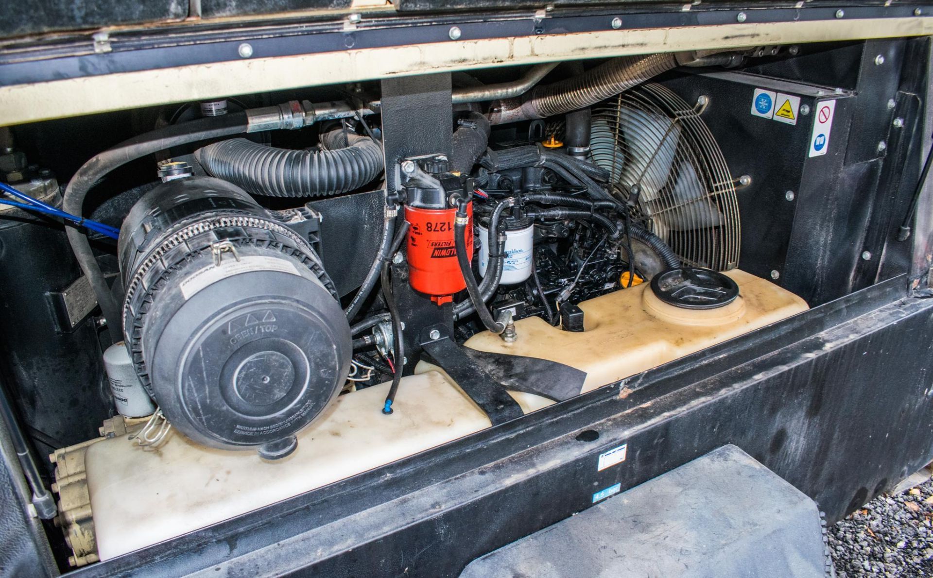 Doosan 7/72 diesel driven fast tow mobile air compressor Year: 2014 S/N: 542104 Recorded Hours: 1391 - Image 3 of 6