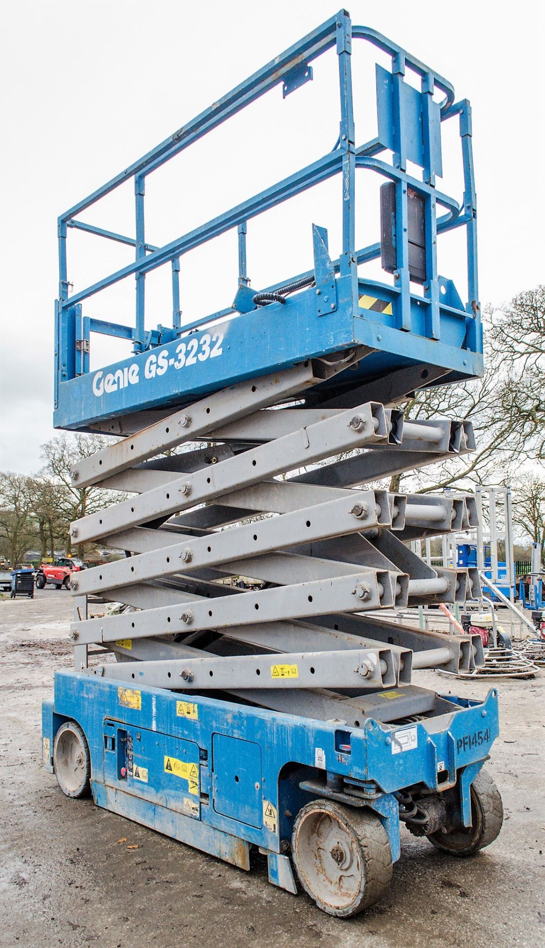 Genie GS3232 battery electric scissor lift access platform Year: 2007 S/N: 88244 Recorded Hours: 411 - Image 7 of 8