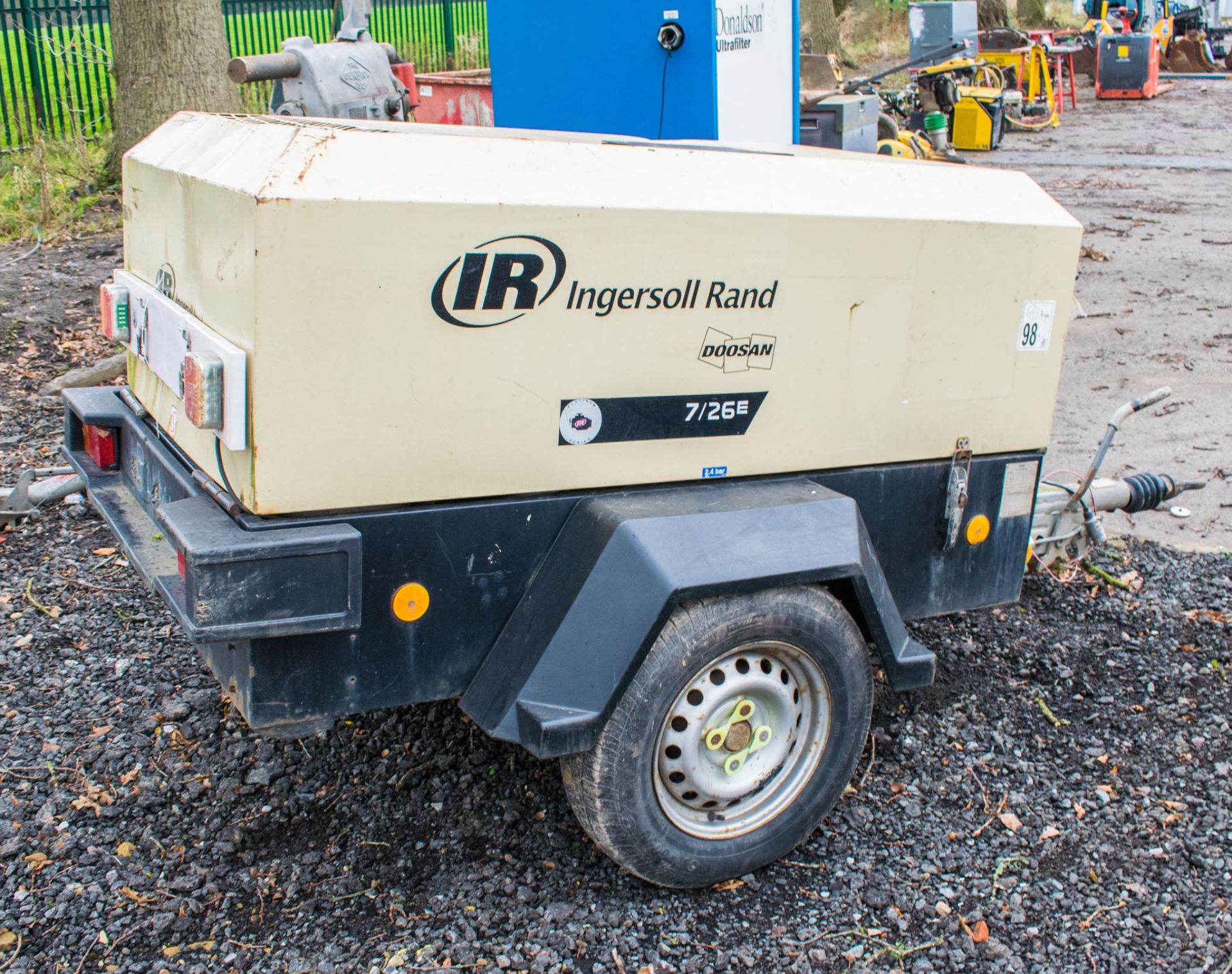 Ingersoll Rand 7/26E diesel driven fast tow mobile air compressor/generator Year: 2011 S/N: 108809 - Image 2 of 6