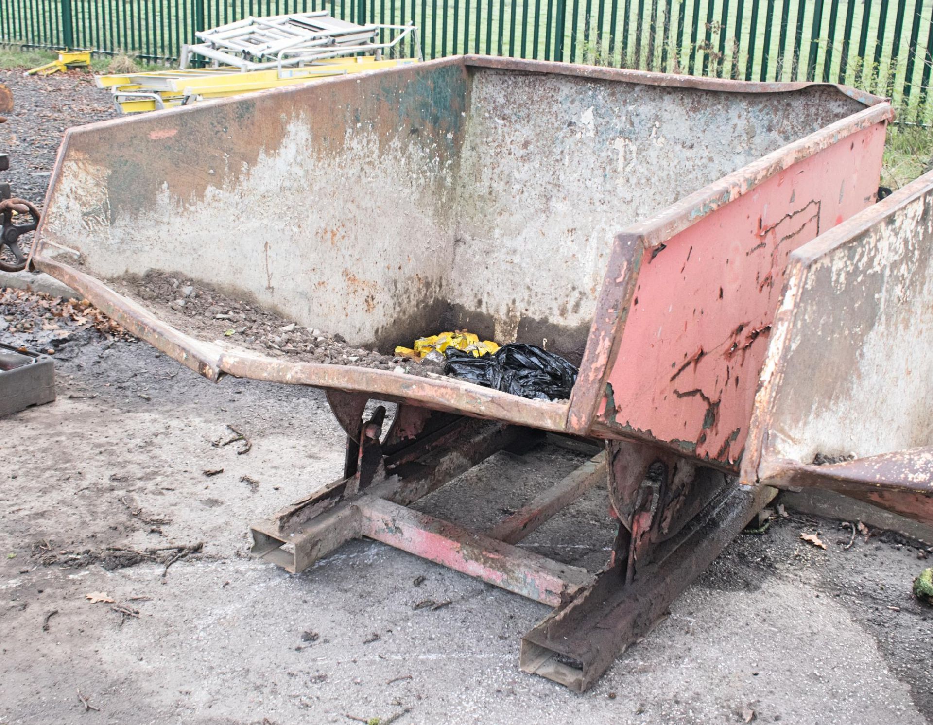 Steel tipping skip KIER 210906