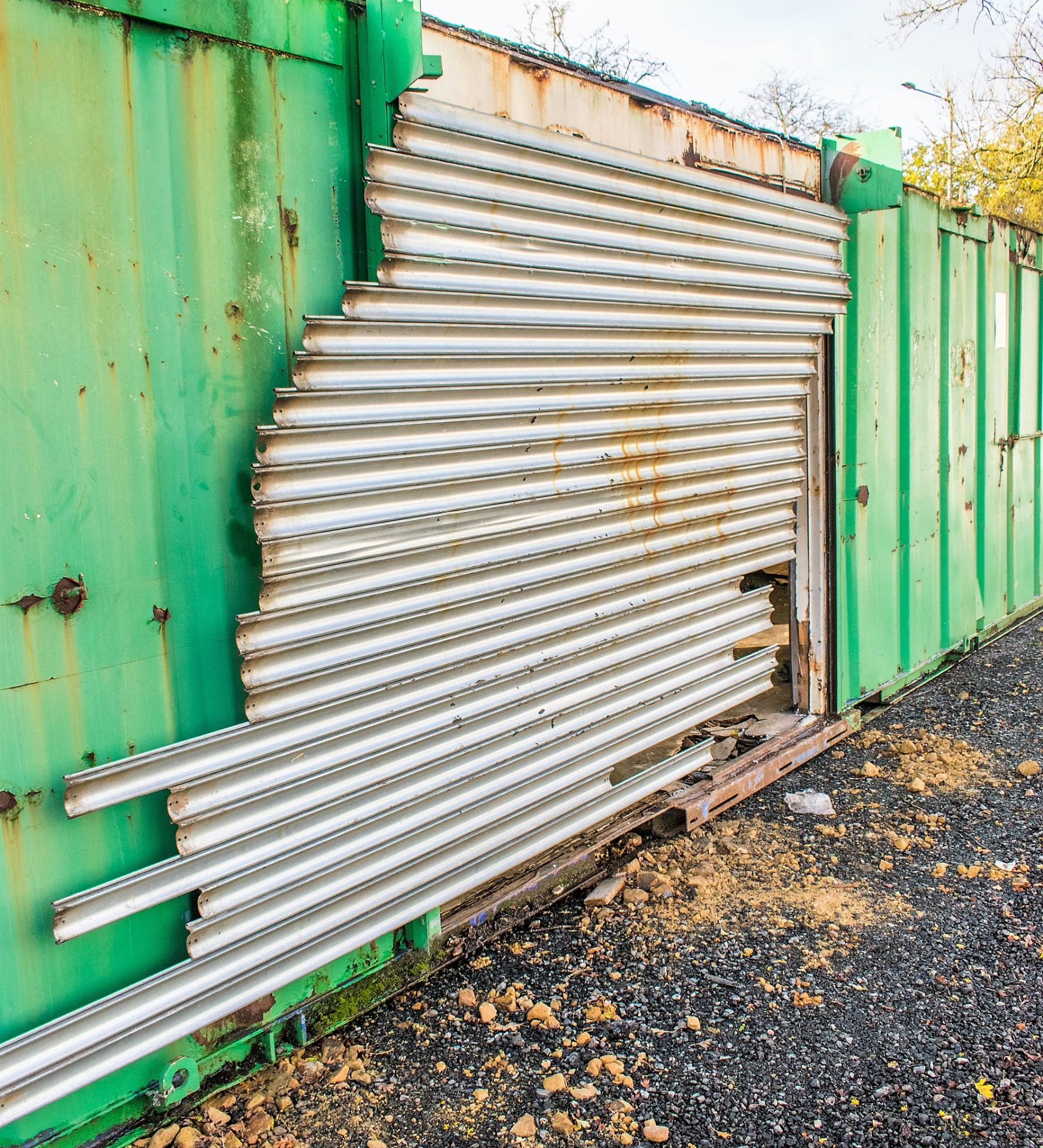 32 ft x 10 ft anti-vandal, steel office site unit ** Damaged, recommended viewing before buying ** - Image 5 of 7