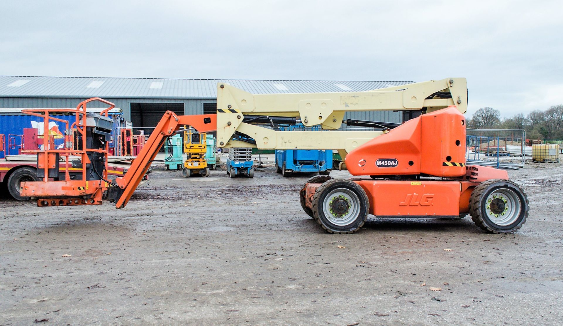 JLG M450AJ battery/diesel articulated boom access platform Year: 2011 S/N: 150483 Recorded Hours: - Image 5 of 13