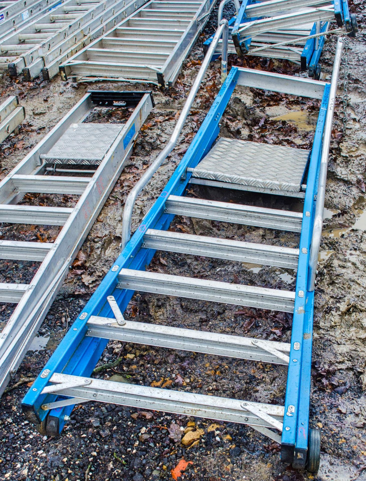 6 tread fibreglass framed step ladder