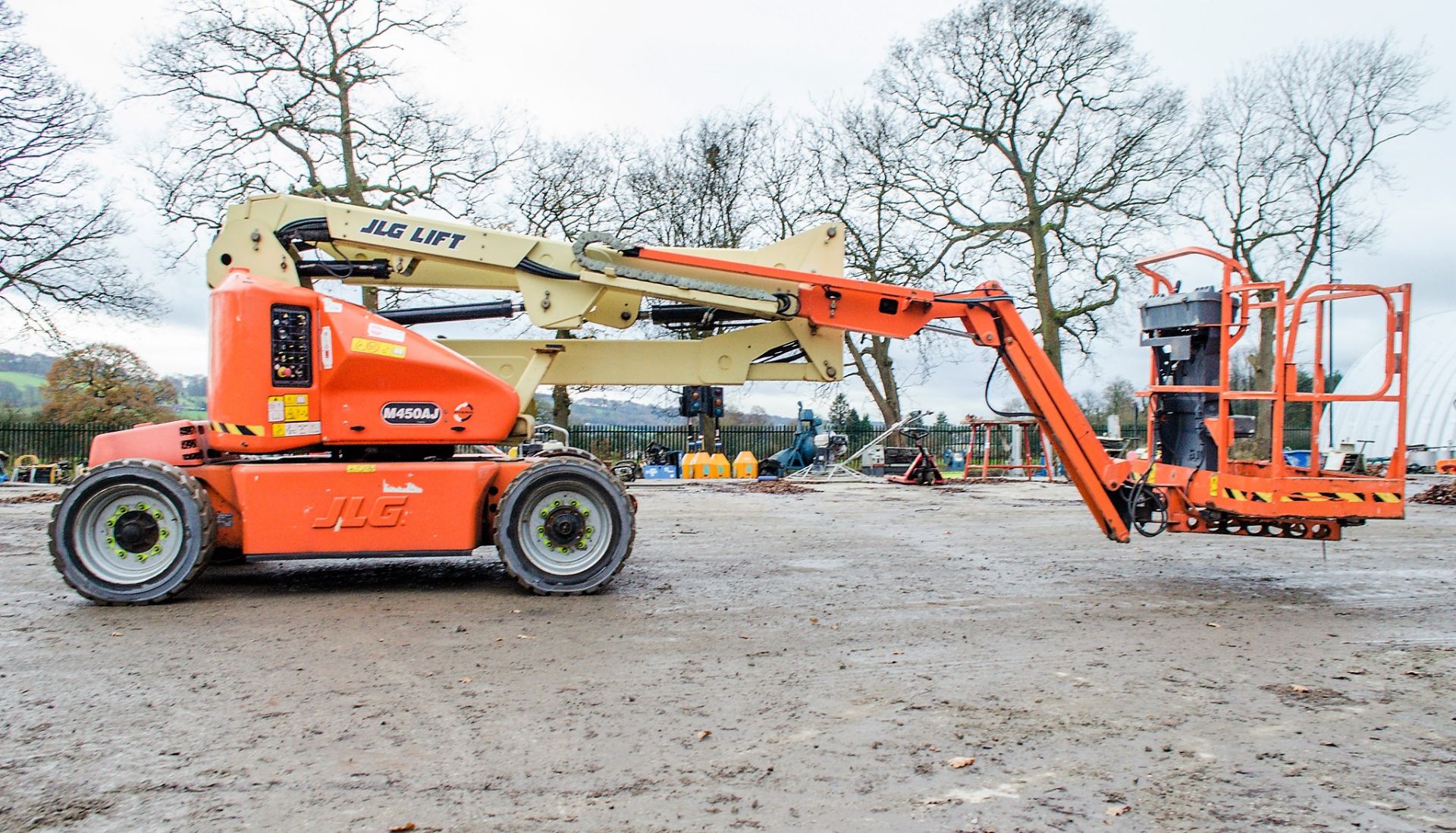 JLG M450AJ battery/diesel articulated boom access platform Year: 2011 S/N: 150483 Recorded Hours: - Image 6 of 13