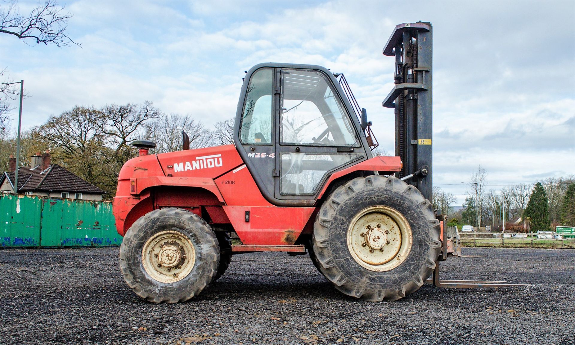 Manitou M26-4 2.6 tonne diesel driven rough terrain fork lift truck Year: 2000 S/N: 150907   P2106 - Image 8 of 21