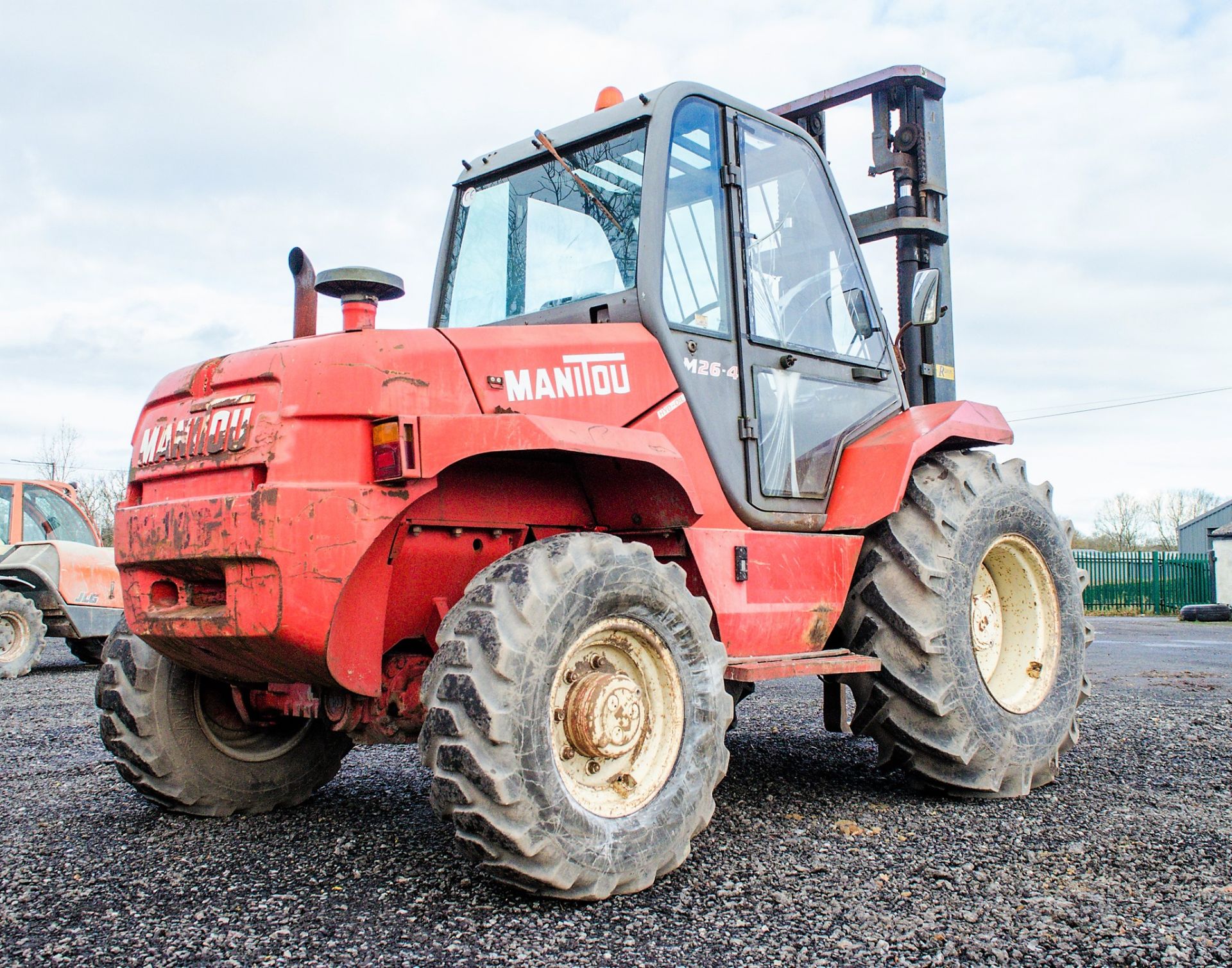 Manitou M26-4 2.6 tonne diesel driven rough terrain fork lift truck Year: 2000 S/N: 150907   P2106 - Image 4 of 21