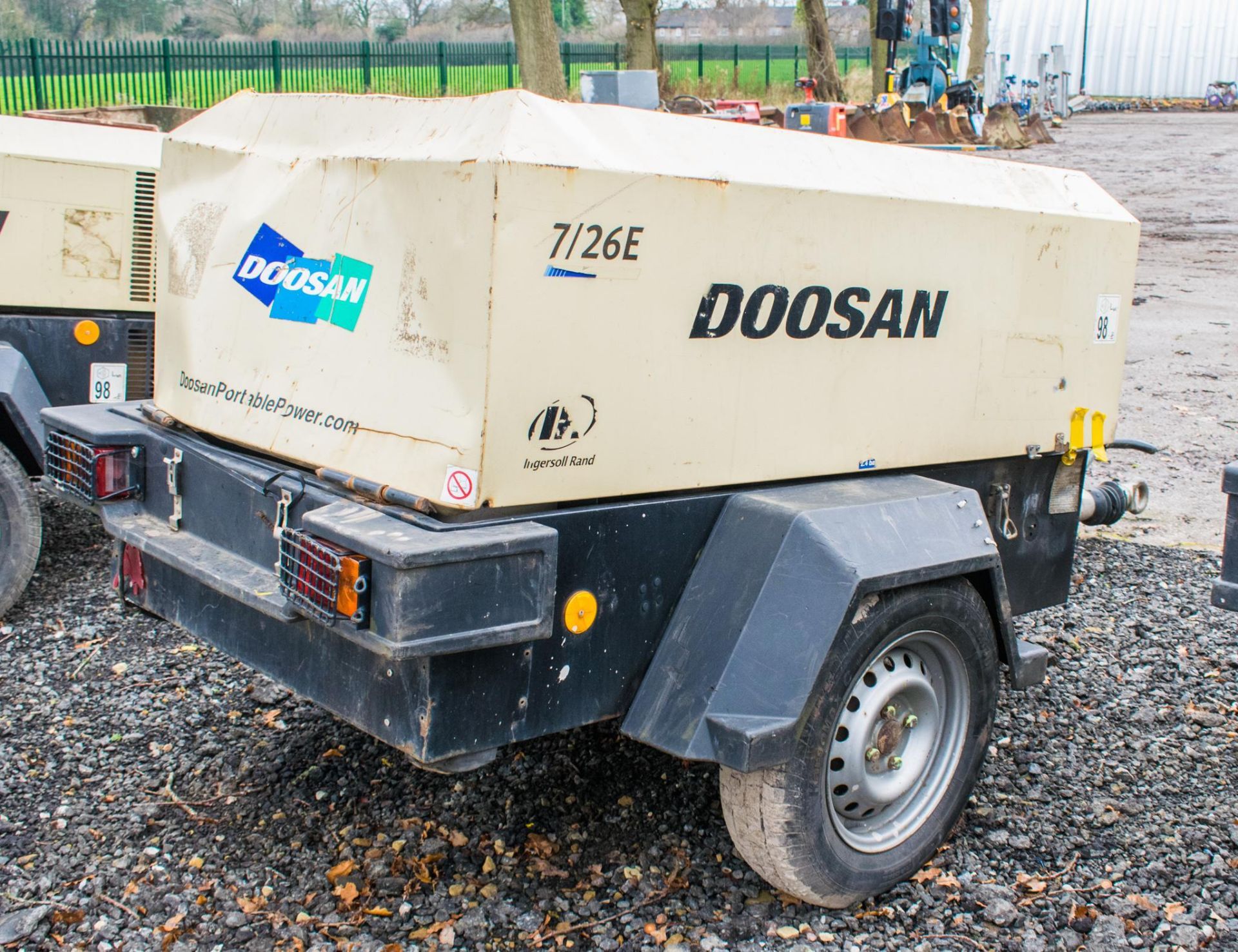 Doosan 7/26E diesel driven fast tow mobile air compressor/generator S/N: 109189 Recorded Hours: 1129 - Image 2 of 6