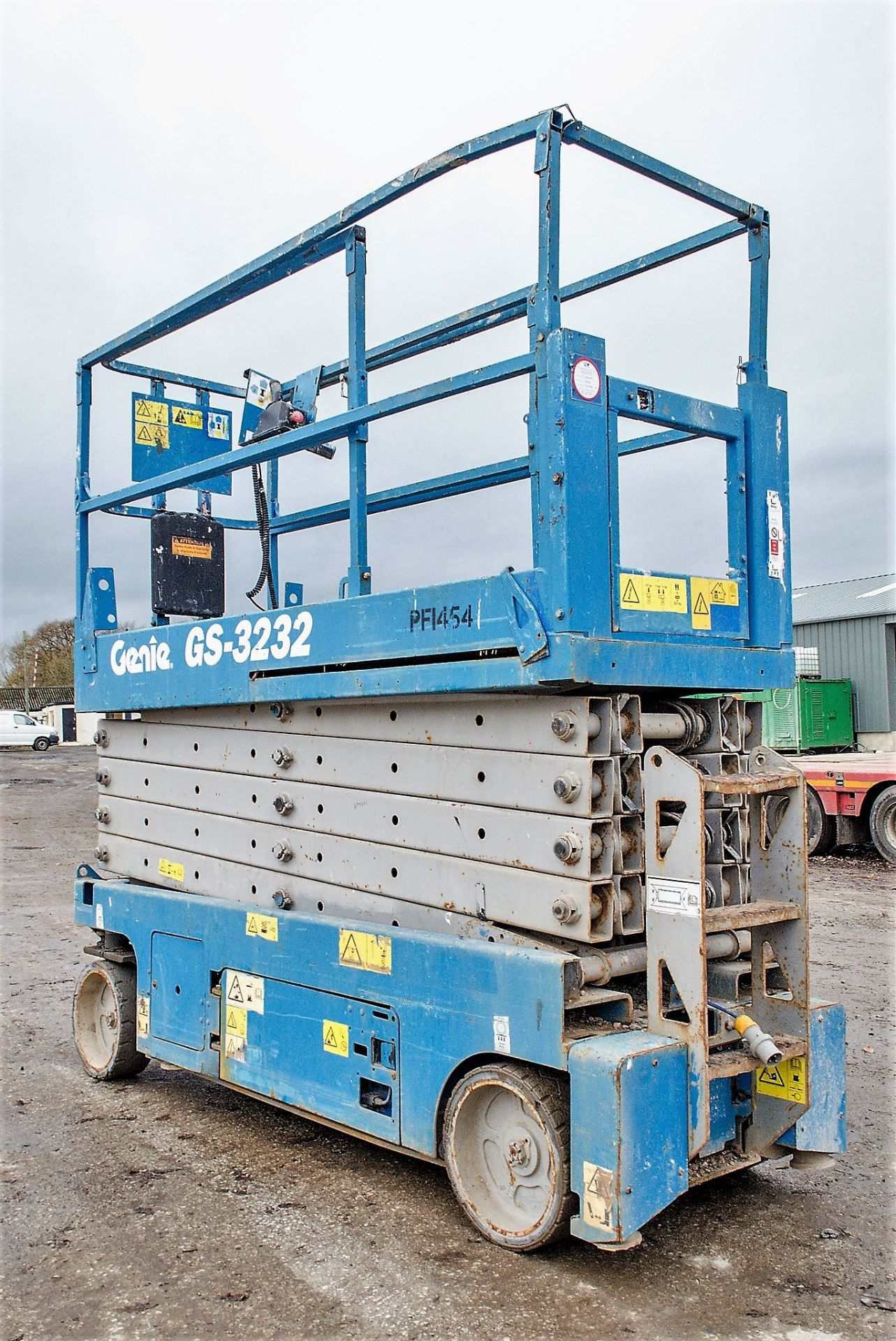 Genie GS3232 battery electric scissor lift access platform Year: 2007 S/N: 88244 Recorded Hours: 411 - Image 4 of 8