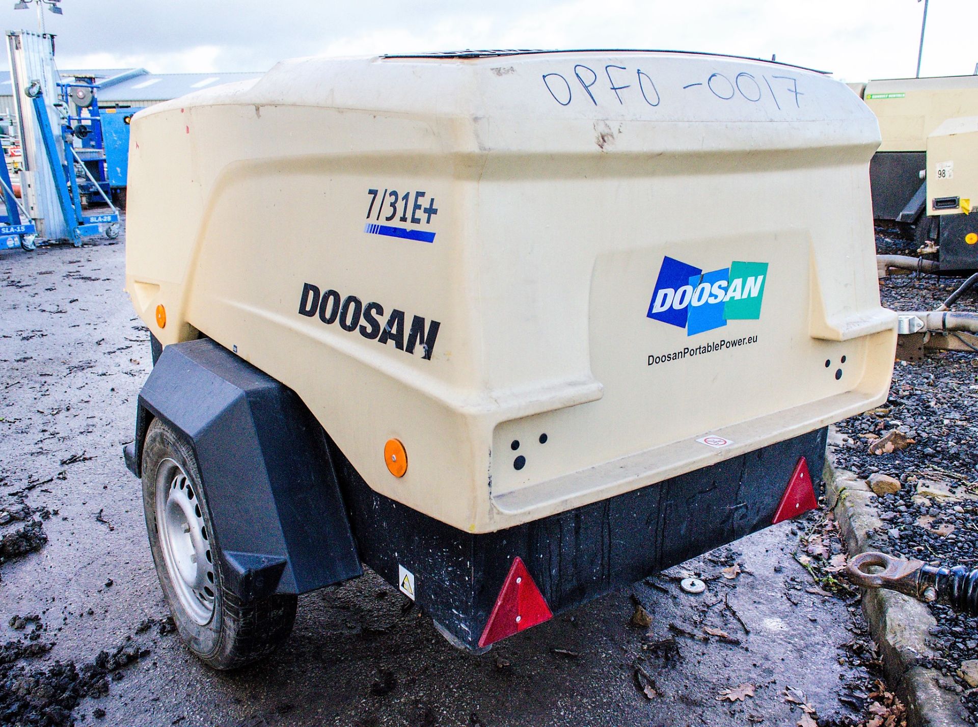 Doosan 7/31E+ diesel driven fast tow mobile air compressor Year: 2015 Recorded Hours: 457 OPFO-0017 - Image 2 of 5