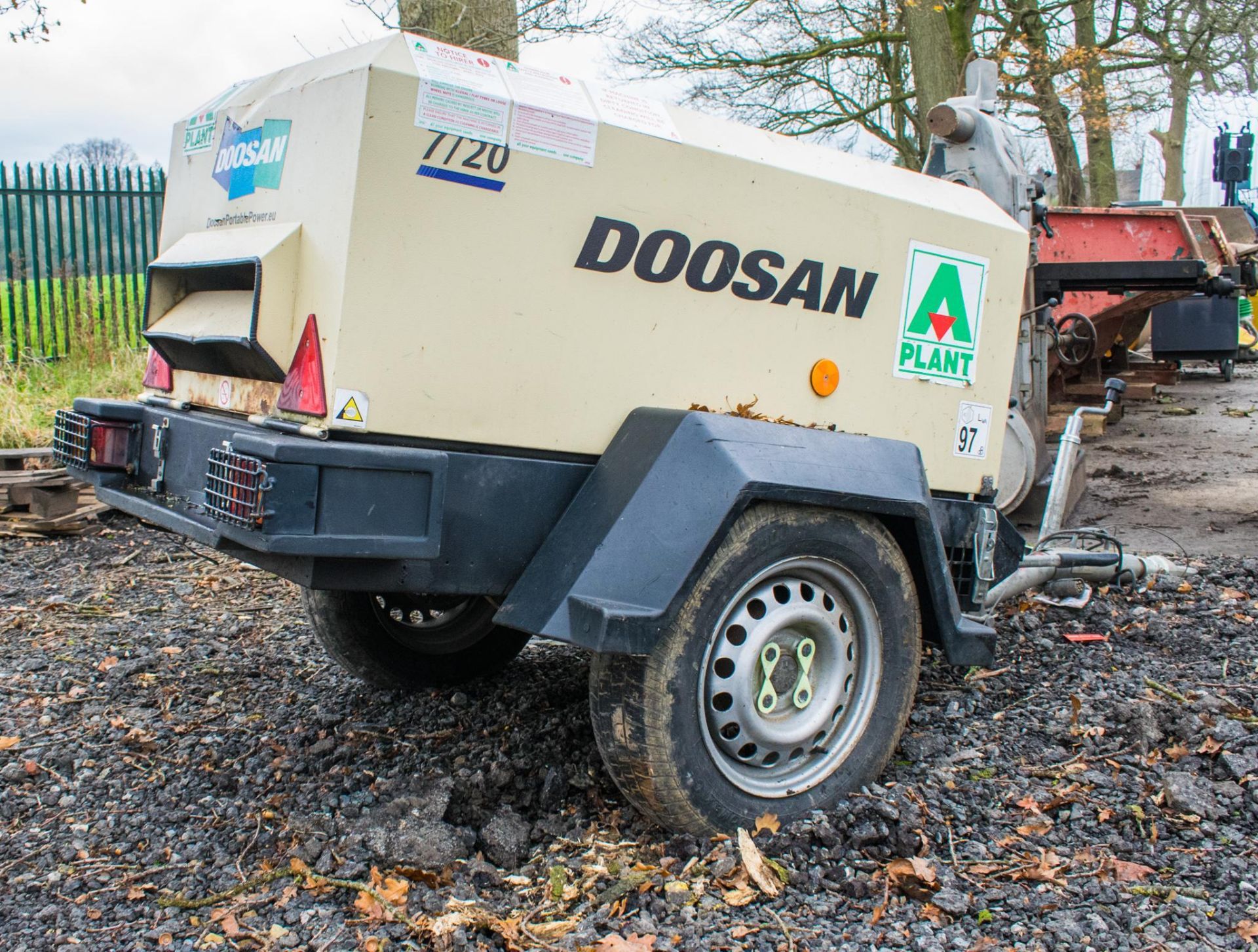 Doosan 7/20 diesel driven fast tow mobile air compressor Year: 2015 S/N: 124112 Recorded Hours: - Image 2 of 5