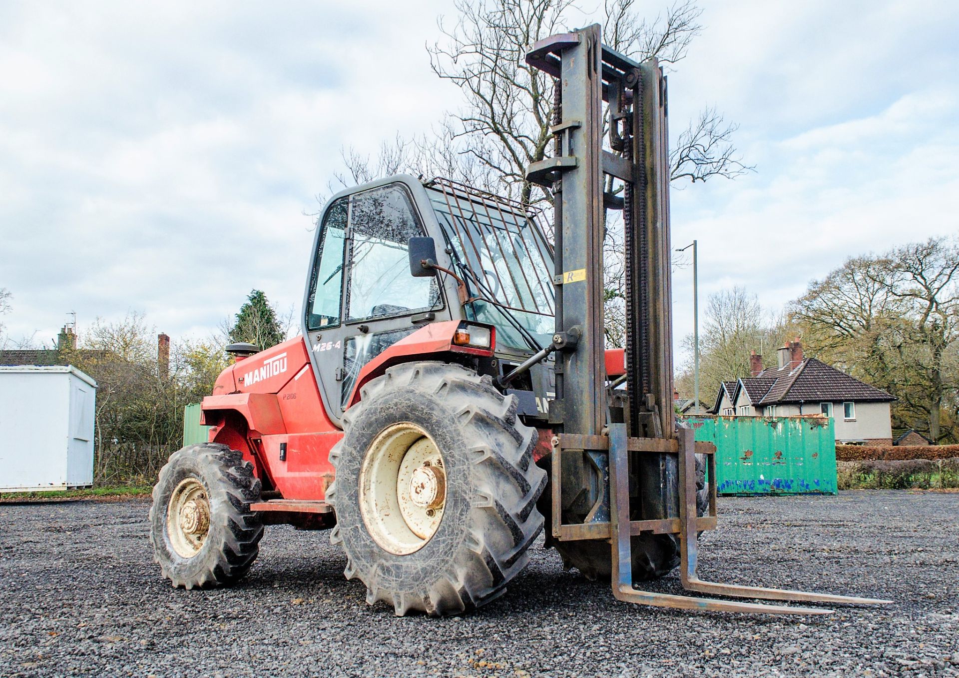 Manitou M26-4 2.6 tonne diesel driven rough terrain fork lift truck Year: 2000 S/N: 150907   P2106 - Image 2 of 21