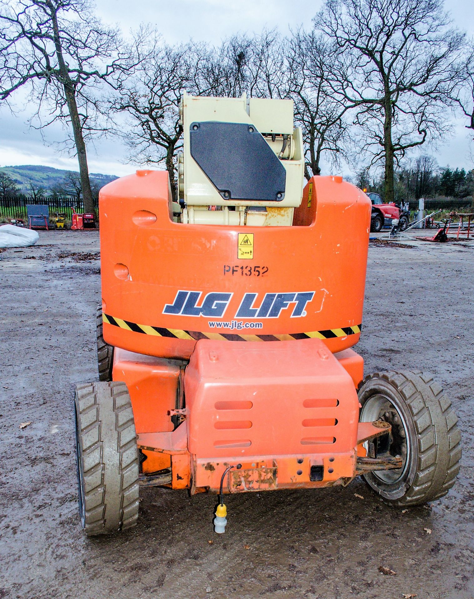 JLG M450AJ battery/diesel articulated boom access platform Year: 2011 S/N: 150483 Recorded Hours: - Image 10 of 13