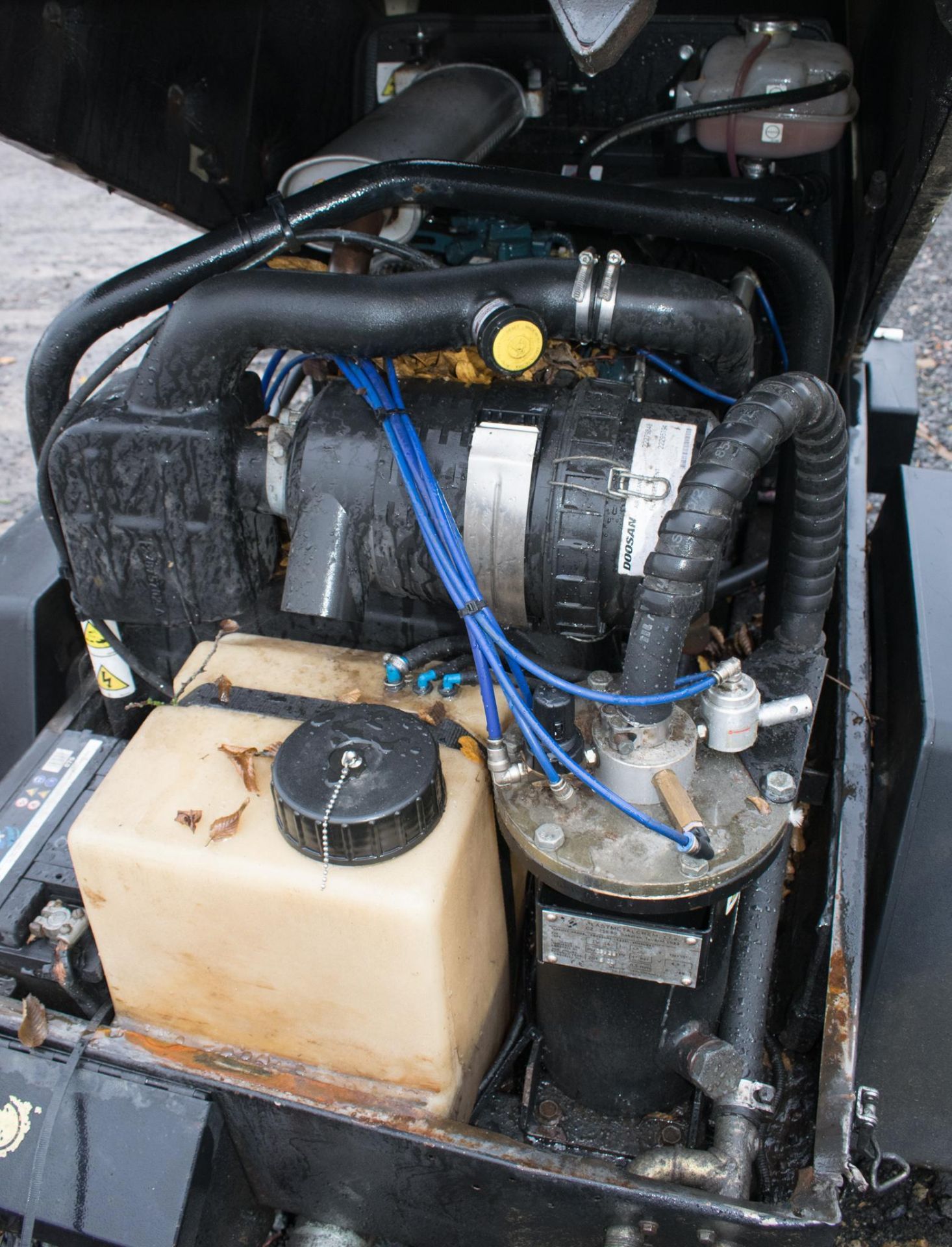 Doosan 7/20 diesel driven fast tow mobile air compressor Year: 2015 S/N: 123984 Recorded Hours: - Image 3 of 6