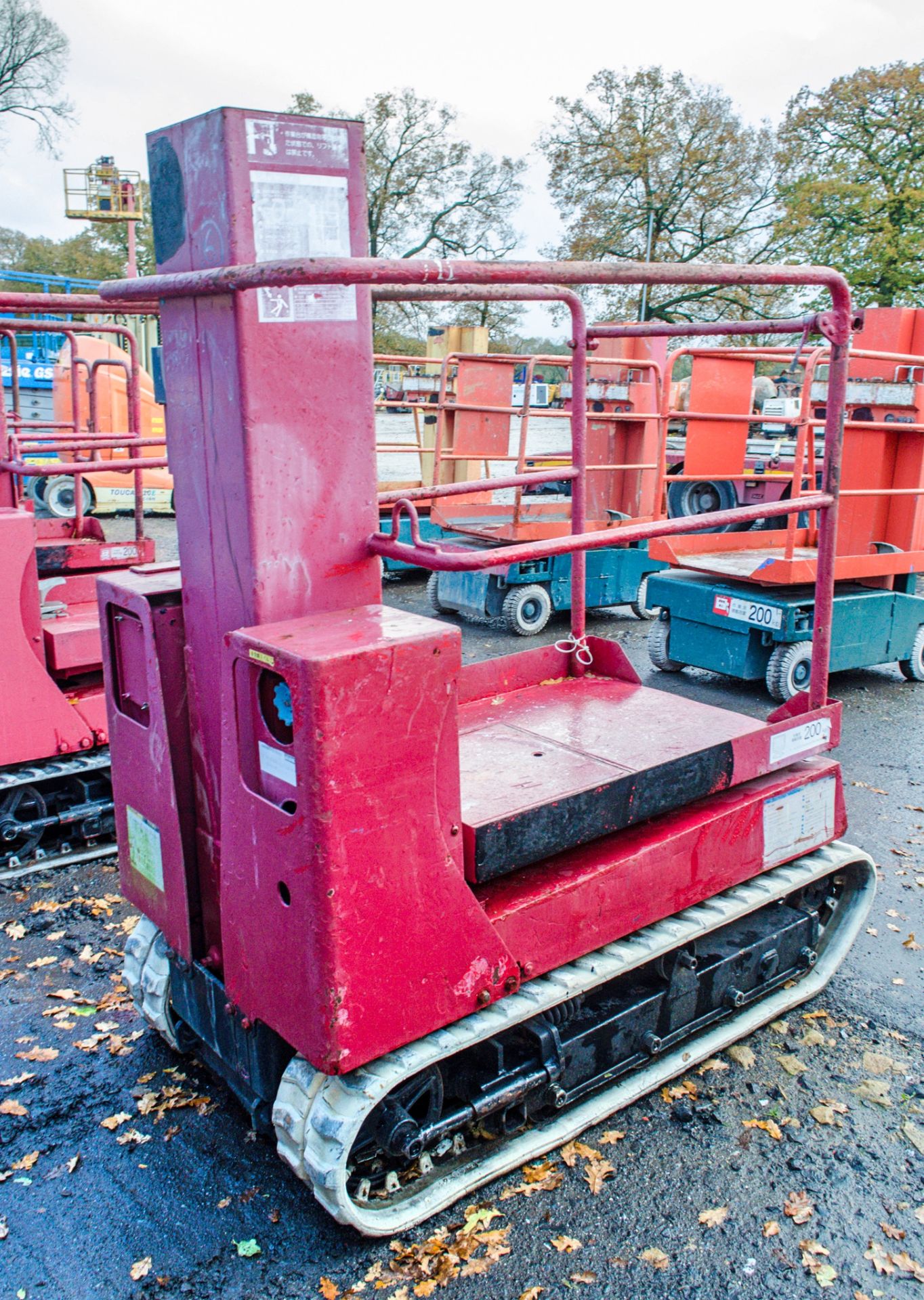 Battery electric rubber tracked mobile personnel lift Recorded Hours: 7734 - Image 4 of 6