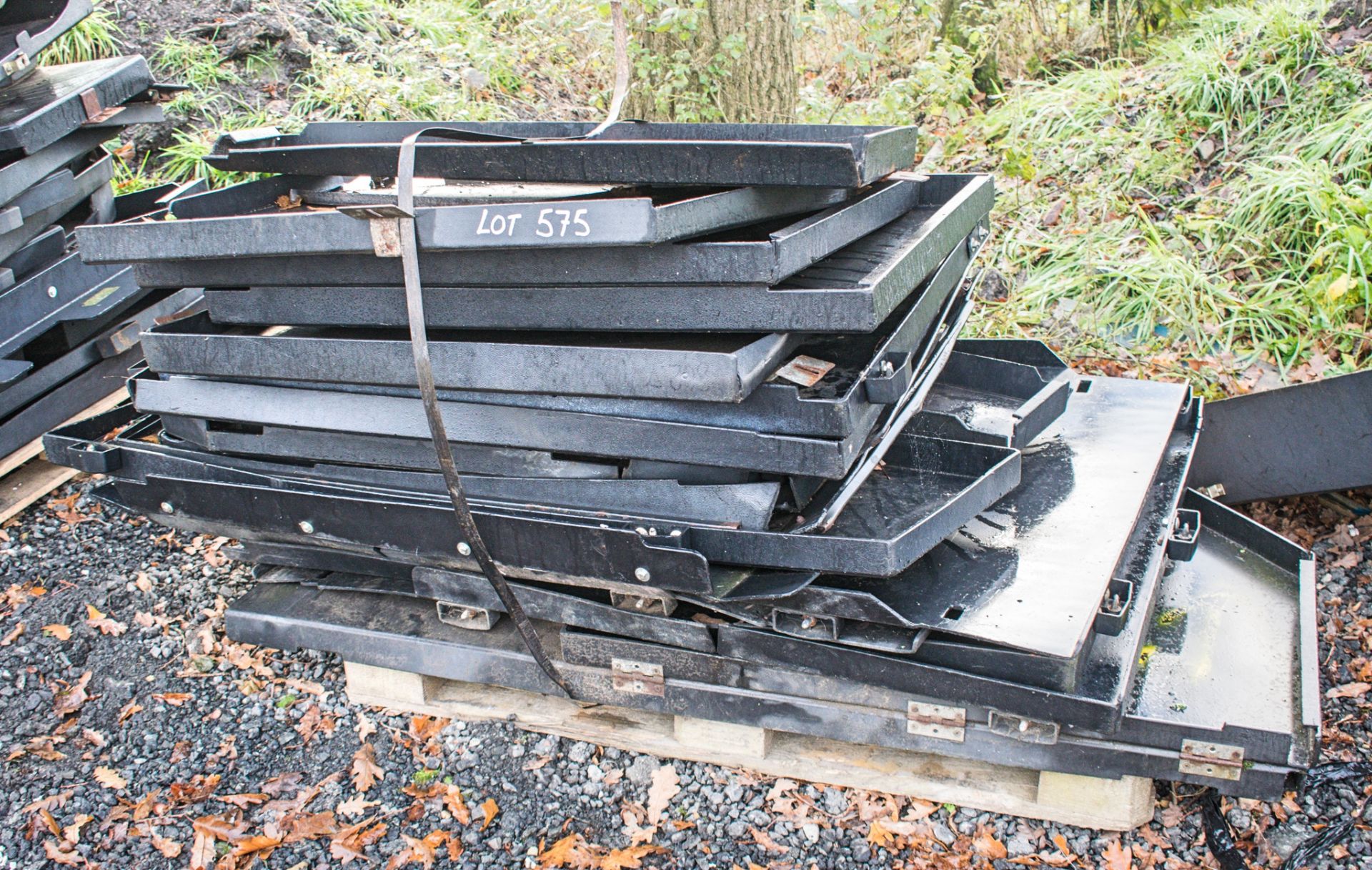 7 - Pallets of various cab guards - Image 6 of 7