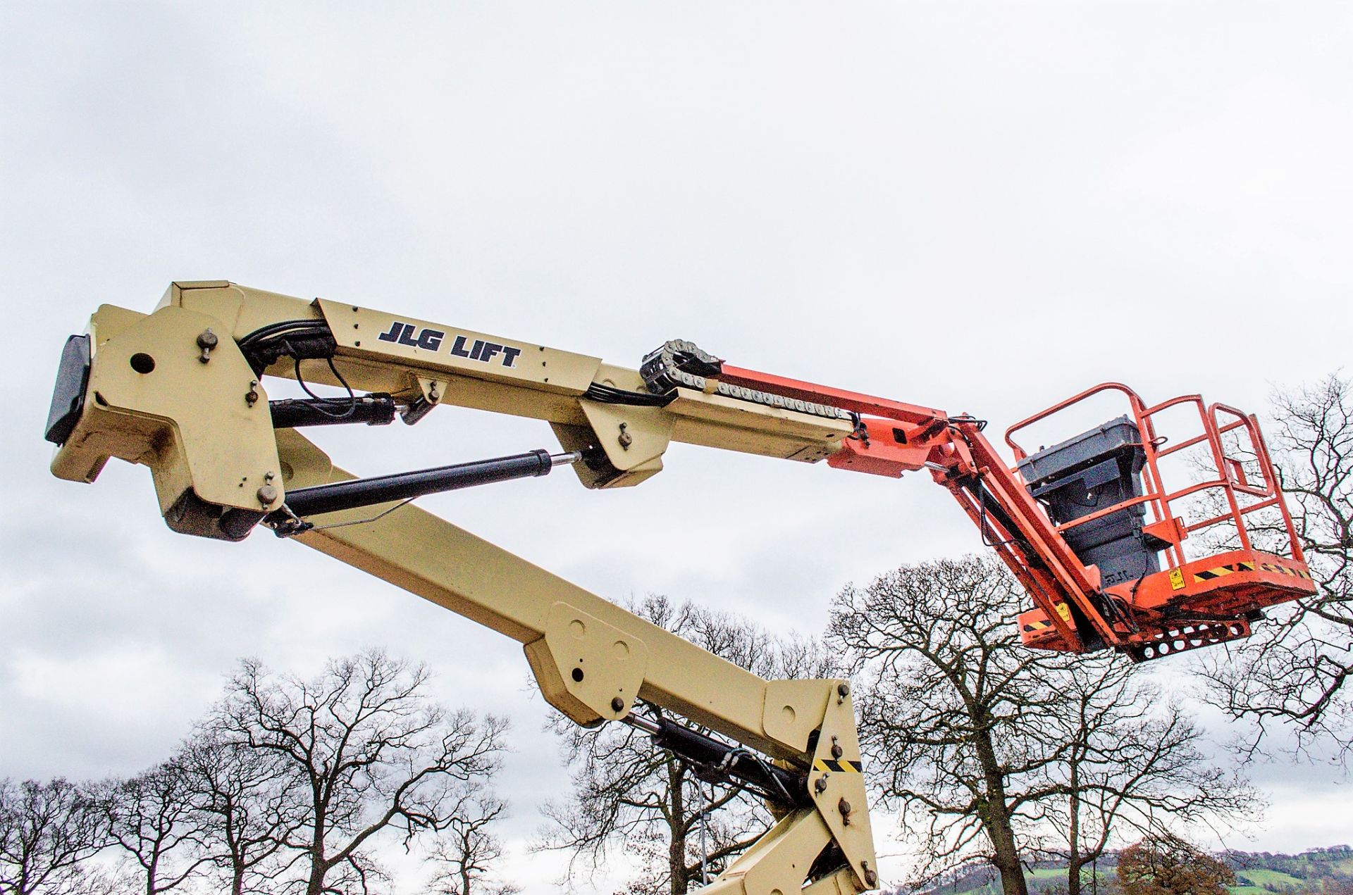 JLG M450AJ battery/diesel articulated boom access platform Year: 2011 S/N: 150483 Recorded Hours: - Image 8 of 13