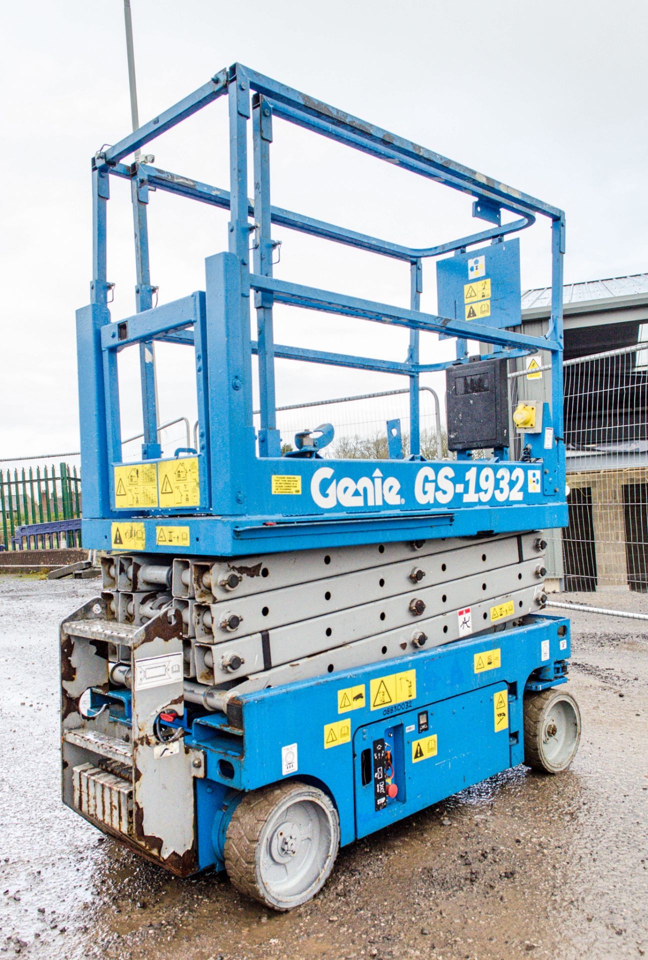 Genie GS1932 battery electric scissor lift access platform Recorded Hours: 300 08830032