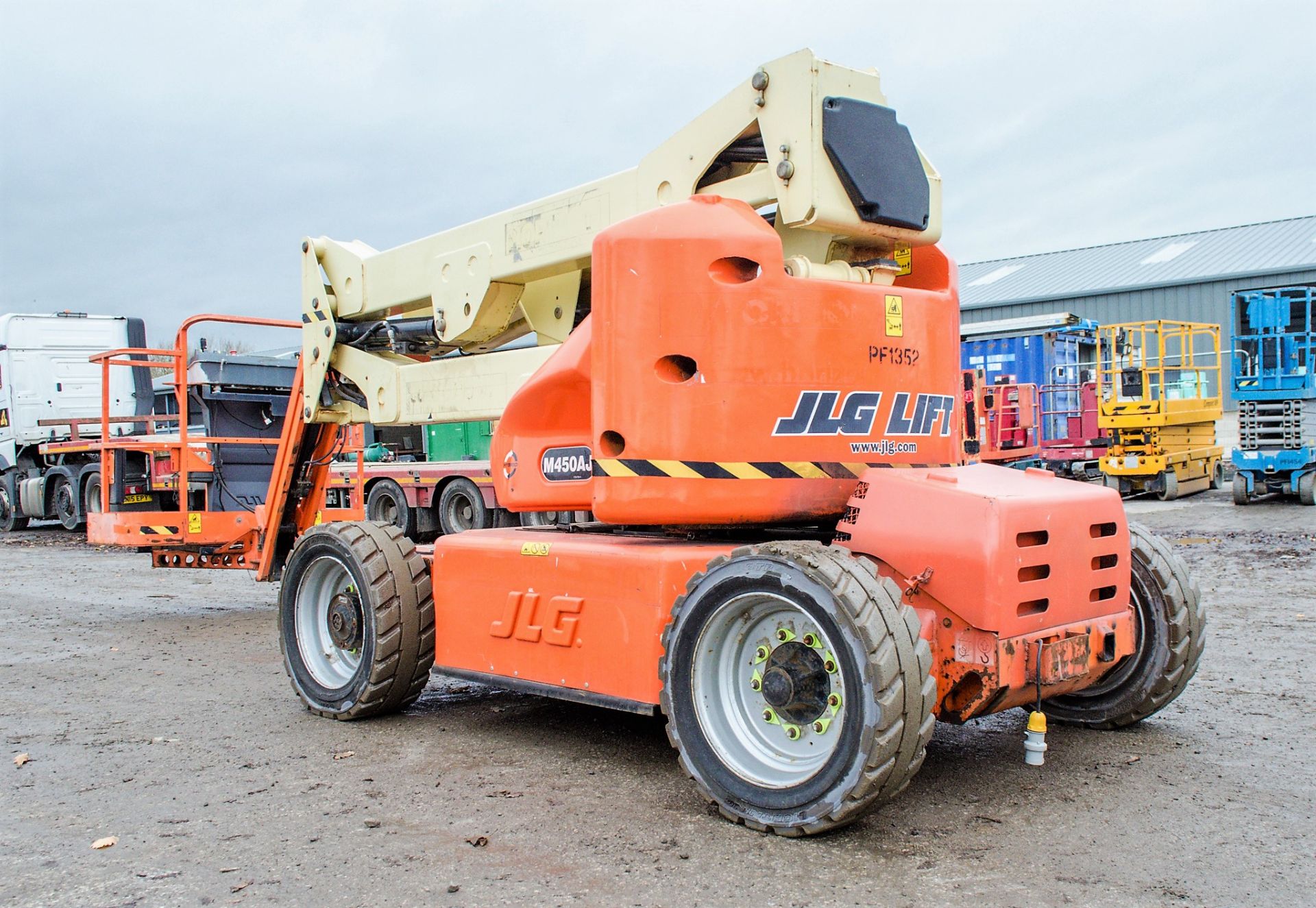 JLG M450AJ battery/diesel articulated boom access platform Year: 2011 S/N: 150483 Recorded Hours: - Image 4 of 13