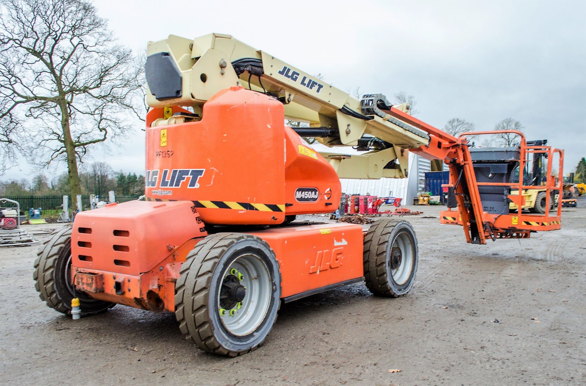 JLG M450AJ battery/diesel articulated boom access platform Year: 2011 S/N: 150483 Recorded Hours: - Image 3 of 13