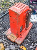 Hydraulic toe jack INT167