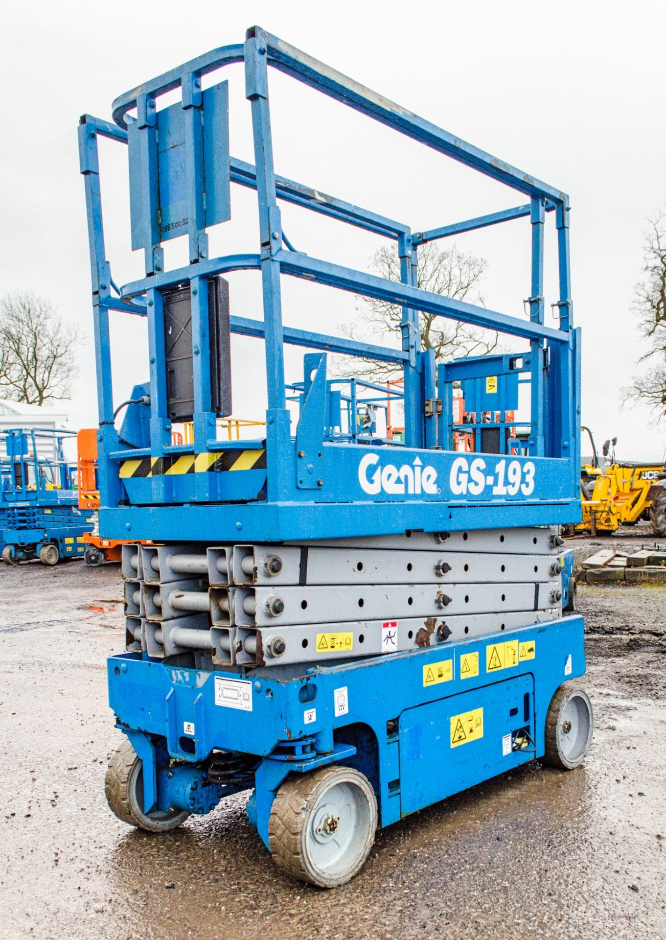 Genie GS1932 battery electric scissor lift access platform Recorded Hours: 300 08830032 - Image 2 of 5