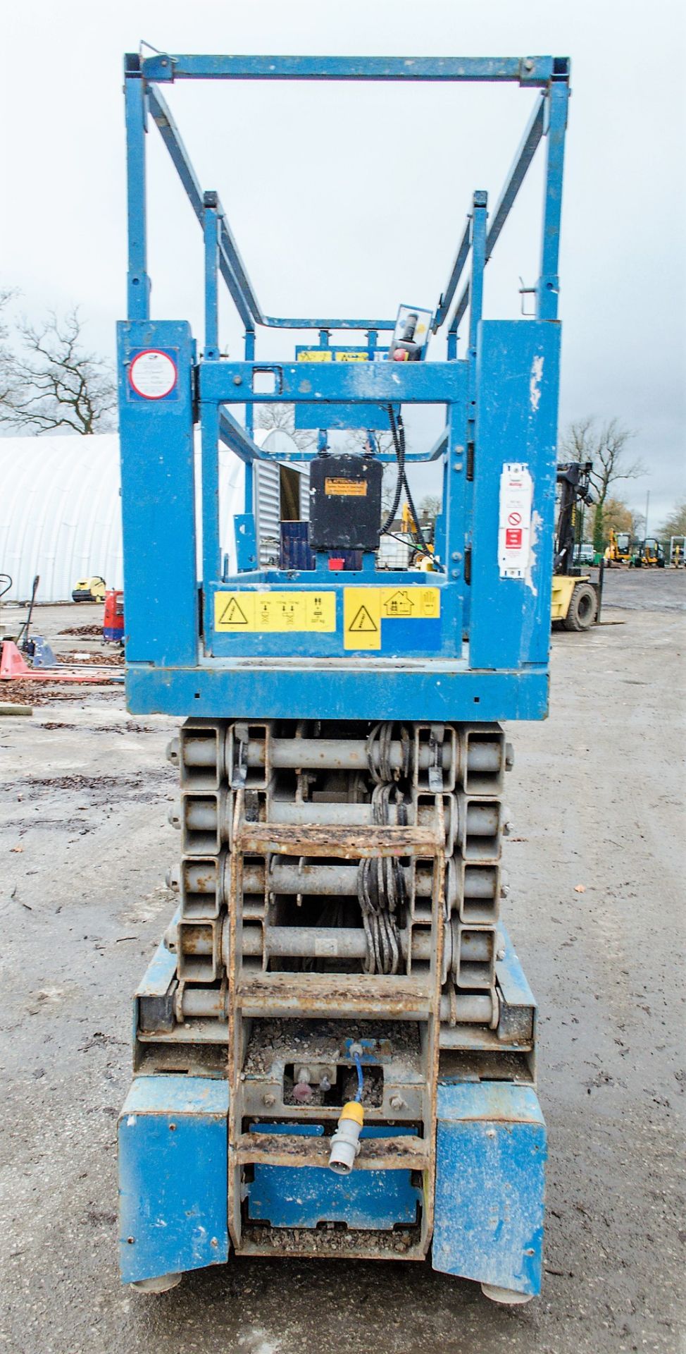 Genie GS3232 battery electric scissor lift access platform Year: 2007 S/N: 88244 Recorded Hours: 411 - Image 5 of 8