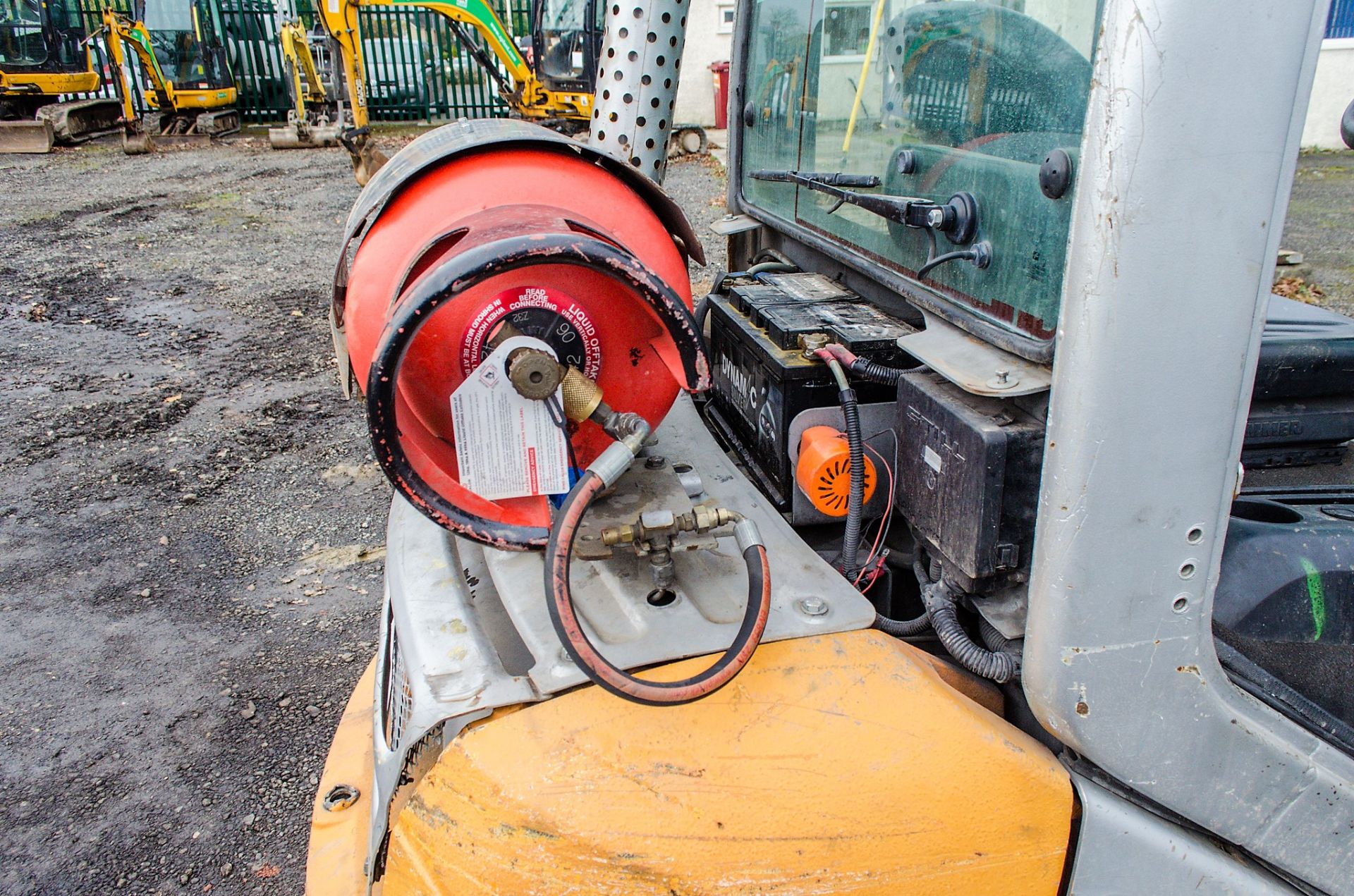 Still RX60-25 2.5 tonne gas powered fork lift truck Year: 2010 S/N: A00030 Recorded Hours: 10648 - Image 11 of 15